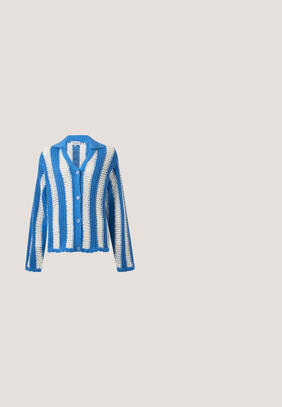 Blå og hvide stribede strikket cardigan med lange ærmer, knaplukning foran og krave, med et åbent vævemønster og et Stine Goya-mærke.; Denim maxi-kjole med tætsiddende overdel og udfoldet nederdel. Halterneck-design, mørkeblå farve og elastisk talje for komfort.; Turkisfarvede slidssandaler med to gyldne spænder, korksål og sort gummiydersål. Glat tekstur, åben design og flad profil.; Sorte solbriller med overdimensionerede, vinklede rammer, grå linser og en guldtonet detalje med en krystal på stangen.; Stor cremefarvet taske med blå detaljeret blomstermønster og brede skulderremme, stående mod en hvid baggrund.; Guld halvmåneformede øreringe med indfattede gule ædelstene og matchende guld ørestikker på en lys grå baggrund.