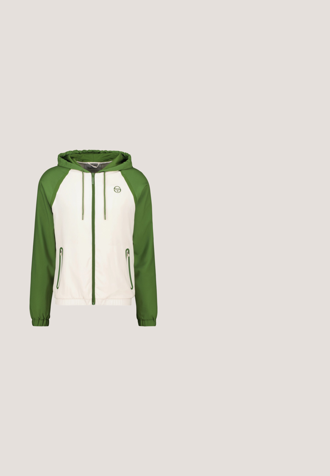 Kapuzenshirt mit weißem Körper und grünen Ärmeln, durchgehendem Reißverschluss auf der Vorderseite, zwei seitlichen Reißverschlusstaschen und elastischen Bündchen. Glatte Stoffoberfläche.; Grünes Polohemd mit kurzen Ärmeln, weißen Paspeldetails, geknöpftem Kragen und Sergio Tacchini Logo auf der linken Brust.; Grüne Shorts mit elastischem Bund und Kordelzug. Zwei Seitentaschen mit weißen Reißverschlüssen. Glattes, leichtes Material. Logo am Saum.; Weißer Sportschuh mit einem atmungsaktiven Obermaterial, neon-gelben Akzenten, schwarzem Rand und einer strukturierten Sohle, ausgestattet mit einer Schlaufe an der Ferse.; Schwarze Sonnenbrille mit blau verspiegelten Gläsern und gelben Akzenten an Bügeln und Nasenpads, schräg gestellt, um Vorder- und Seitendetails zu zeigen.; Grüne wasserdichte Tasche mit schlankem Design, ausgestattet mit einem gelben Akzentreißverschluss und schwarzer Hardware, glatter Textur und einem Logo auf der Vorderseite.