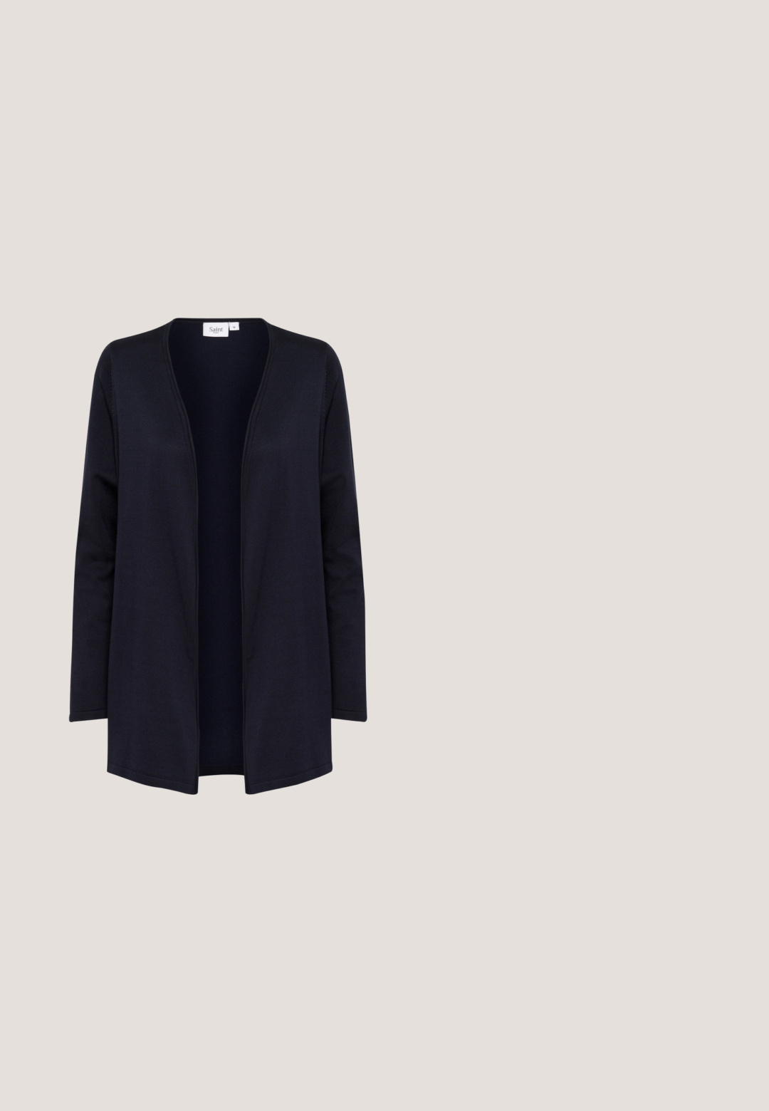 Marineblå åben-front cardigan lavet af et blødt, tekstureret strik. Lange ærmer og en afslappet pasform uden lukninger eller udsmykninger.; Mørkeblå t-shirt med korte ærmer og rund halsudskæring, lavet af glat bomuldsstof. Har en tætsiddende pasform og rene kanter.; Buks i houndstooth-mønster i navy og hvid, med et struktureret stof, elastisk talje og tapered ben-design.; Lyseblå strikket sneakers med fleksibel hvid sål, slip-on-design, snøreløkker og træk-flap på hælen, vist i sideprofil.; Blå taske med to lange hanke, forlommer, cirkulært logo og vedhæftet blå plysnøglering formet som en abe.; Guldring med en cirkulær vedhæng, der har blå og klare ædelsten. Fin kæde med lås og justerbar længde for pasform.
