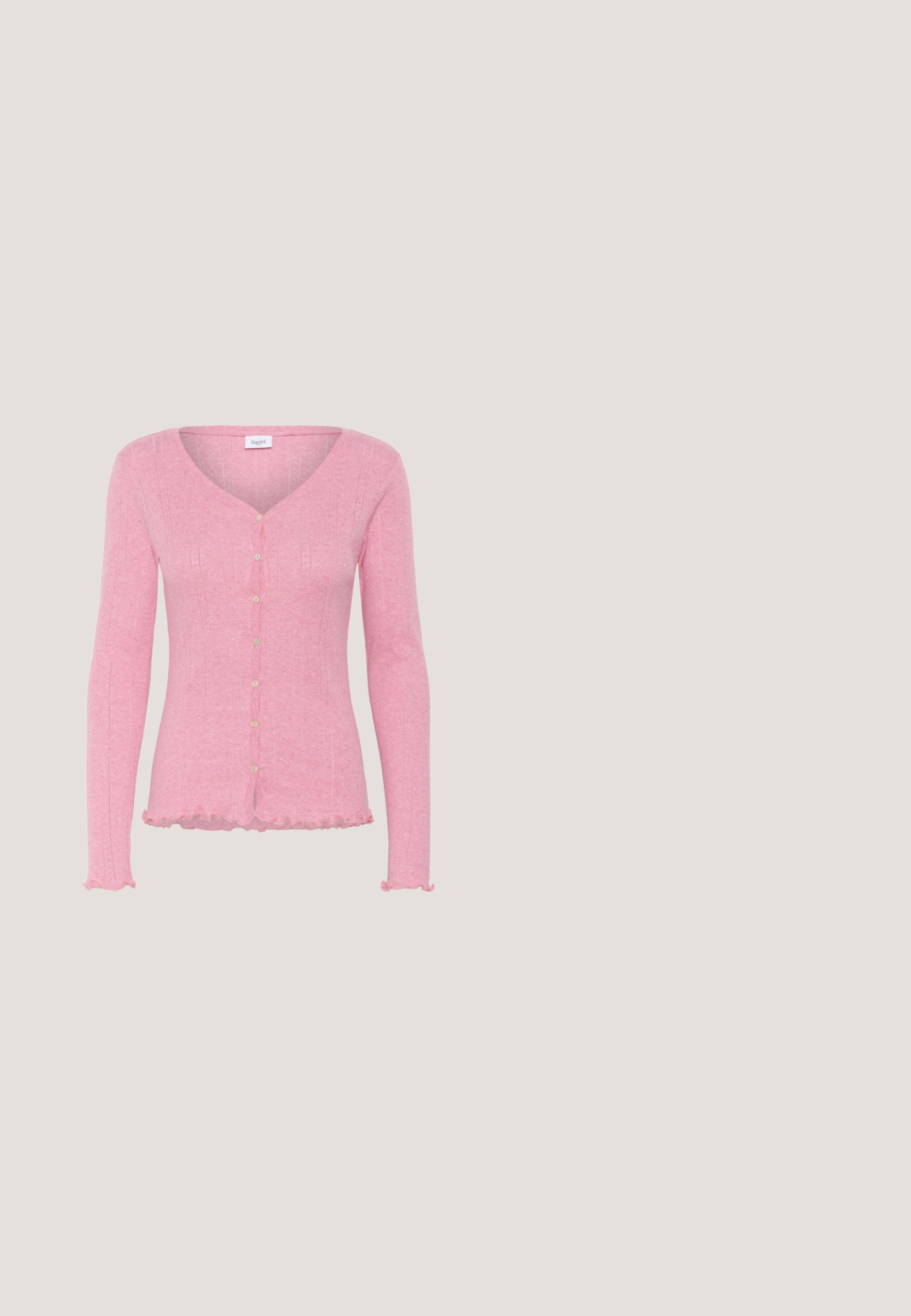 Cardigan rose clair à manches longues, col en V, petits boutons sur le devant et bords froncés aux manches et à l’ourlet.; T-shirt blanc à manches courtes avec de fines rayures horizontales roses et un col rond.; Pantalon à jambes larges avec un motif à carreaux rose et blanc et une taille élastique, présenté sur un fond blanc uni.; Baskets en daim rose à faible profil avec des bandes rouges, une semelle en gomme, un onglet de talon vert et de petites roses rouges brodées près du talon.; Sac à main en pompon rose texturé avec une poignée tressée et une fine sangle. Forme ronde, surface douce, design compact.; Bracelet en perles irrégulières corail rose comprenant quatre anneaux dorés lisses et un pendentif étoile de mer texturé en or suspendu au centre.