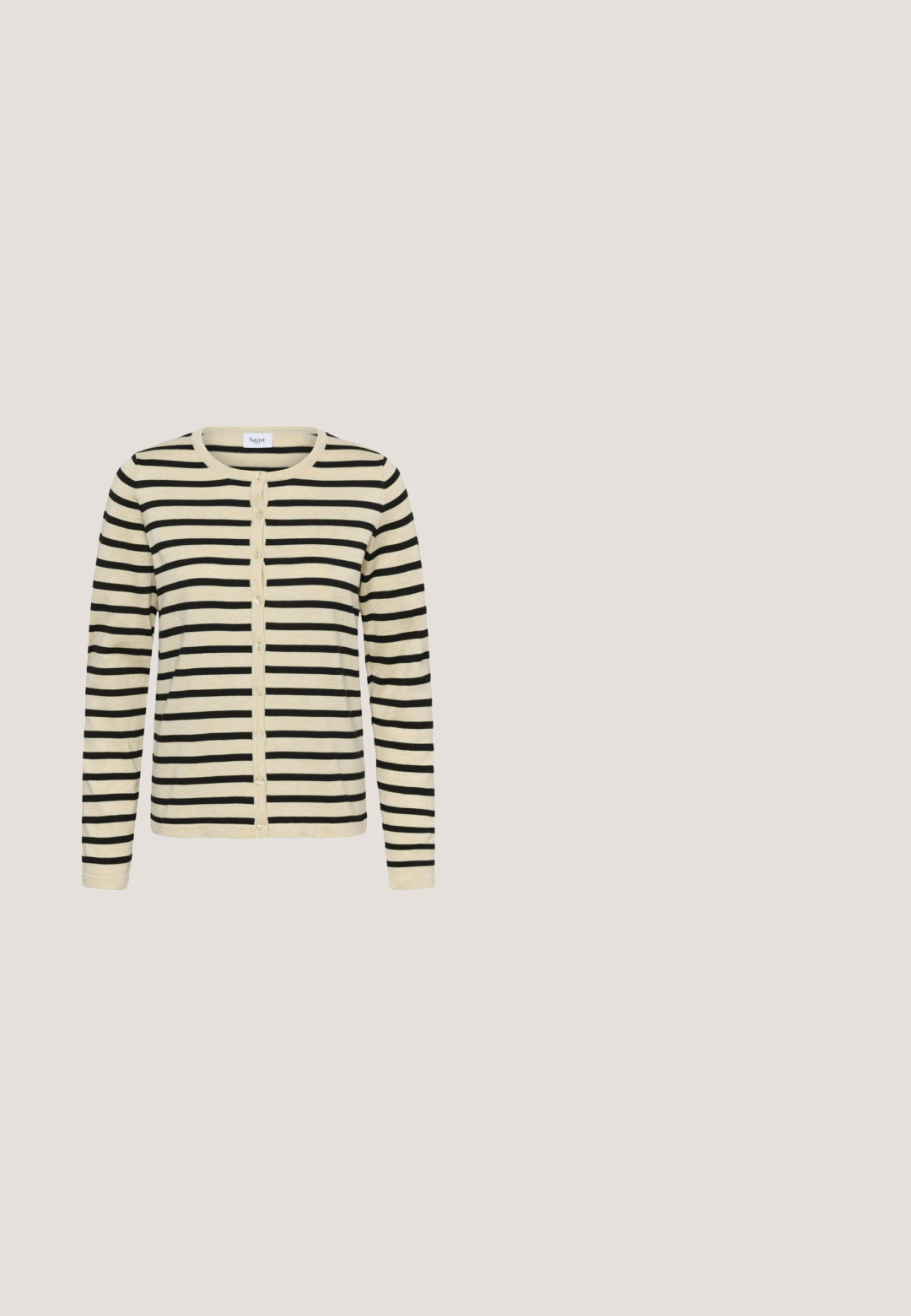 Beige en zwarte horizontaal gestreepte lange mouwen knoop-up cardigan met ronde halslijn en nauwsluitende manchetten.; Kaffe KASAMANTHA - T-shirt basic - chalk cc; Witte wijde spijkerbroeken van denim, met een sluiting aan de voorkant met knopen, riemlussen en vier zakken met een schone, gladde textuur.; Sneaker met een witte mesh bovenkant, bruine accenten en een gumzool. Voorzien van bruine veters en een gevoerde kraag voor comfort.; Bruine leren schoudertas met een gladde textuur, afgeronde vorm en een enkele riem. Voorzien van een ritssluiting en een klein kwastdetail.; Een paar glanzende gouden brede creolen met een glad, gebogen, licht gedraaid ontwerp en een sluiting met een pin.