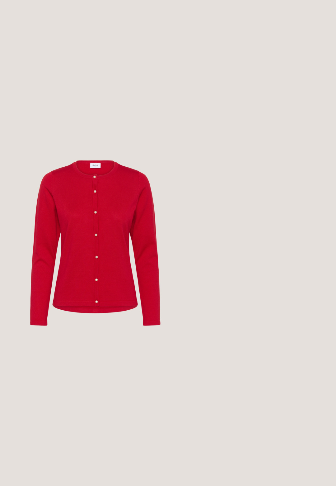 Rode cardigan met lange mouwen, ronde halslijn en knoopsluiting, met parelachtige accenten aan de voorkant. Gemaakt van een zacht materiaal.; Rood gebreid shirt met korte mouwen, ronde hals, geribbelde kraag en een merklabel aan de binnenkant van de achterste halslijn.; Rode wijde broek gemaakt van een gladde, glanzende stof. Heeft een elastische tailleband voor comfort en een losse pasvorm langs de benen.; Rode patenten leren slingback schoen met een ronde neus, dubbele gespaccents en een vlakke zwarte zool. Inclusief zij-invoegen voor ventilatie.; Rood geweven handtas met een gestructureerd oppervlak, zwarte leren schouderband en accenten van zilveren ringbeslag.; Gouden creolen hebben rode emaille hartbedels. De bedels hebben een gladde afwerking met een glanzend uiterlijk en een klassieke hartvorm.