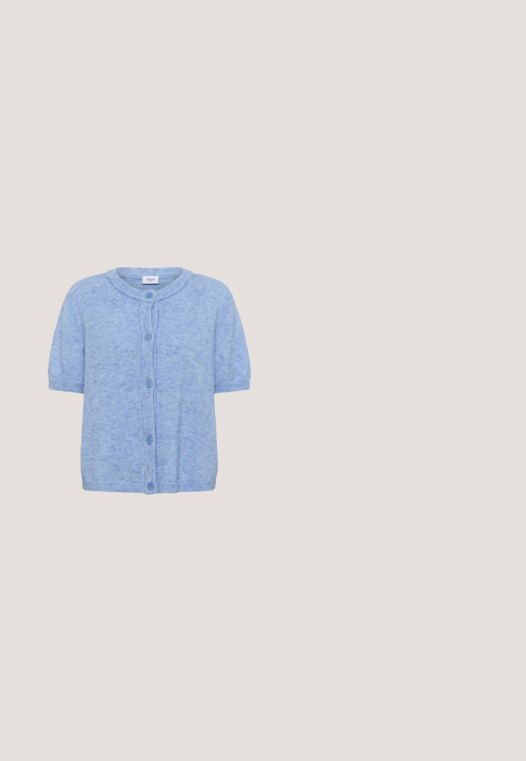 Helles blaues Kurzarm-Cardigan aus weichem Material, mit rundem Ausschnitt, Knopfverschluss und Rippstruktur an den Ärmelabschlüssen und dem Saum.; Helles blaues ärmelloses Oberteil mit quadratischem Ausschnitt, aus glattem Stoff gefertigt, mit einer taillierten Passform und einer minimalistischen Silhouette.; Hellblaue und weiße, vertikal gestreifte, locker sitzende Hose mit elastischem Bund und Kordelzug.; Hellblauer und weißer Sneaker mit strukturiertem Obermaterial, Wildlederelementen und einer Gummisohle mit geriffeltem Muster; Schnürdesign.; Hellblauer, länglicher Handtasche mit doppelten Griffen und einem Reißverschluss oben, liegend auf weißem Hintergrund.; Halskette mit kleinen runden blauen Perlen, gruppierten weißen Perlen, goldenen Zwischenperlen und einem goldenen Karabinerverschluss mit verstellbarer Kette.