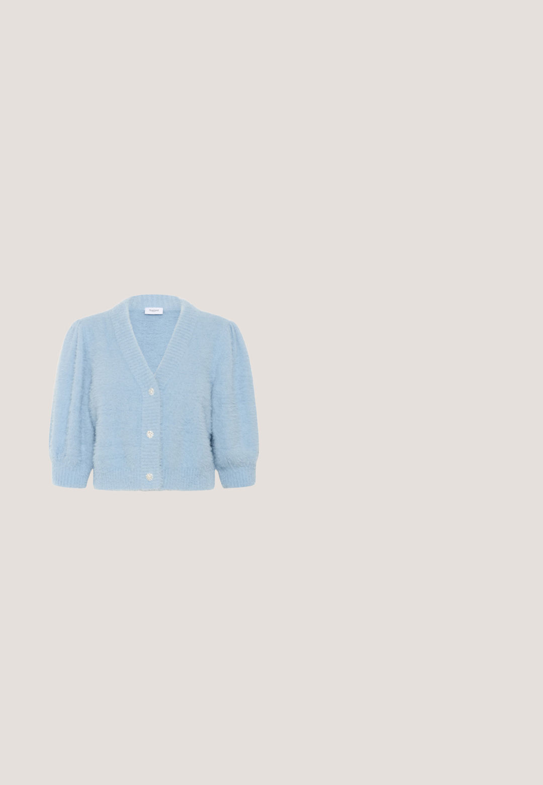Hellblauer, flauschiger Cardigan mit Puffärmeln und drei dekorativen, perlenähnlichen Knöpfen auf der Vorderseite.; Helles blaues ärmelloses Oberteil mit quadratischem Ausschnitt, aus glattem Stoff gefertigt, mit einer taillierten Passform und einer minimalistischen Silhouette.; Helle blaue Cordhosen, gerade geschnitten, mit vertikaler Rippstruktur und einem glatten Bund. Geeignet für legere oder semi-formelle Anlässe.; Hellblaue Sneaker aus einer Mischung aus Wildleder und synthetischen Materialien, mit beiger Sohle, runden Schnürsenkeln und Logodetail an der Seite.; Hellblauer, länglicher Handtasche mit doppelten Griffen und einem Reißverschluss oben, liegend auf weißem Hintergrund.; Hellblaues rundes Perlenarmband mit Verschluss in Roségold und verstellbarer Kette vor weißem Hintergrund.