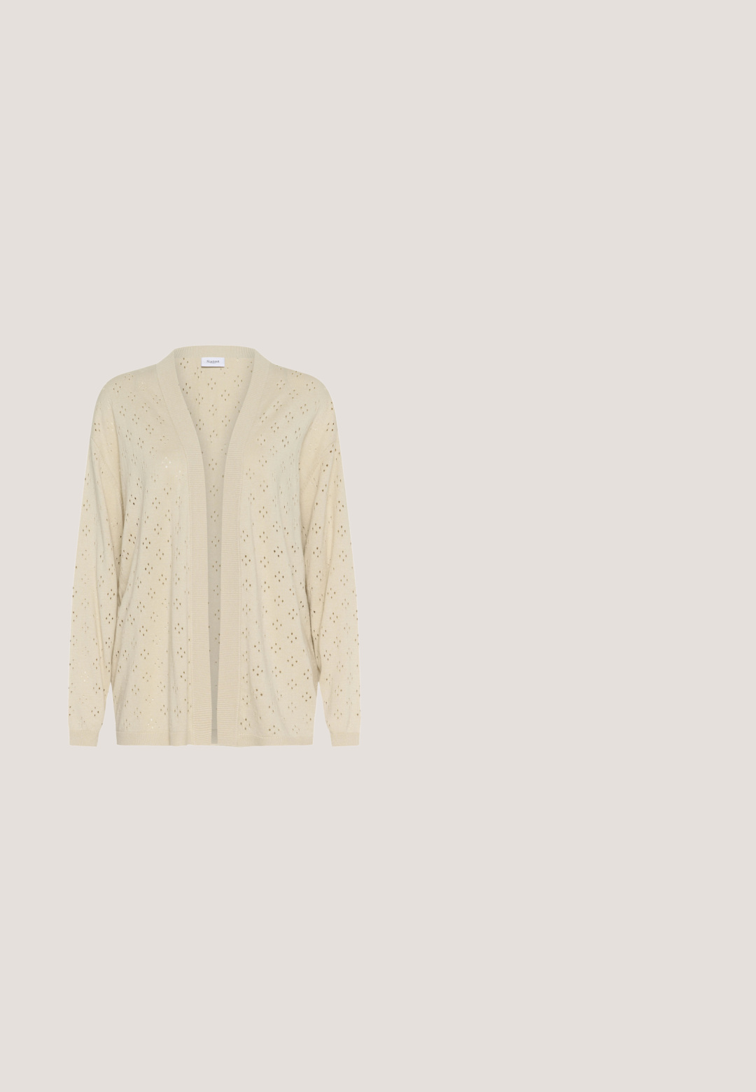 Strikket cardigan i lys beige med løs pasform, åben front og dekorativt perforeret mønster. Lange ærmer med ribbede manchetter.; Hvid crop top med rund hals, pufærmer og bindebånd foran. Har delikat blonderkant langs halsudskæringen og ærmekanter.; Lang hvid nederdel med elastik i taljen, med et fint blomstret blondermønster over hele stoffet.; Brune ruskind balletflats med rund tå, forsynet med en dekorativ knude foran og en kontrasterende pink indersål. Flad sål.; Beige vævet håndtaske med hvide læderhåndtag, kanter og justerbar skulderrem, der har et gyldent ornamentalt logo på forsiden.; Guldkæde med vedhæng af en cherub, der holder en perle. Vedhænget er detaljeret og tekstureret med en poleret overflade.