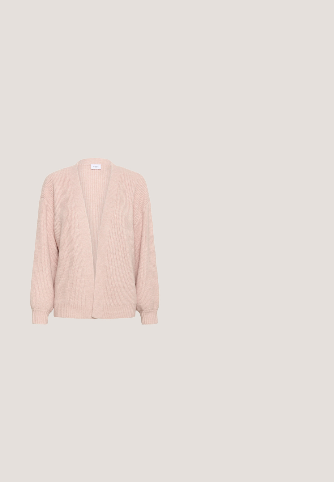 Hellrosa gestrickte Strickjacke mit offenem Vorderteil, geripptem Muster, lockerem Schnitt und langen Ärmeln. Das Etikett trägt die Aufschrift "Saint."; Weiches, rosa Kurzarm-T-Shirt mit Rundhalsausschnitt und leicht melierter Textur, präsentiert vor einem schlichten weißen Hintergrund.; Hellrosa Hose aus weichem Stoff, mit einem breiten elastischen Bund, geradem Beinverlauf und ohne sichtbare Taschen oder Muster.; Rosa Sport Schuhe mit einer Kombination aus glatten und strukturierten Materialien. Merkmale sind ein bordeauxfarbener Akzent an der Ferse und eine weiße Gummisohle.; Weiche rosa rechteckige Schultertasche mit gepolstertem langem Träger und Griff, minimalistisches Design, Kapten & Son Logo vorne mittig.; Perlenarmband mit pinken, facettierten Steinen, goldenen runden Perlen und weißen ovalen Perlen, mit einem goldenen Verschluss und einem kleinen Anhänger.