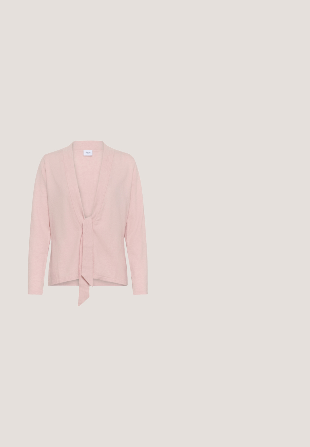 Cardigan long à manches longues rose pâle avec devant ouvert et détail de lien en tissu, fabriqué en maille légère.; Blouse en satin bleu clair avec un col haut et un grand nœud au niveau du cou. Se caractérise par des manches longues bouffantes et des poignets ajustés. Texture lisse.; Jupe bleue clair, longueur genoux, en tissu transparent. Taille élastique noire. Design fluide avec une texture douce et un tombé délicat.; Ballerine en cuir verni rose clair avec bout arrondi, nœud en corde torsadée sur le devant et semelle basse beige sur fond blanc.; Sac bandoulière rectangulaire bleu clair avec panneau avant transparent, sangle ajustable et fermoir central bleu, posé sur un fond uni.; Nœud à cheveux en tissu crème avec un petit charme en forme de couronne argentée au nœud, présenté sur un fond gris clair.
