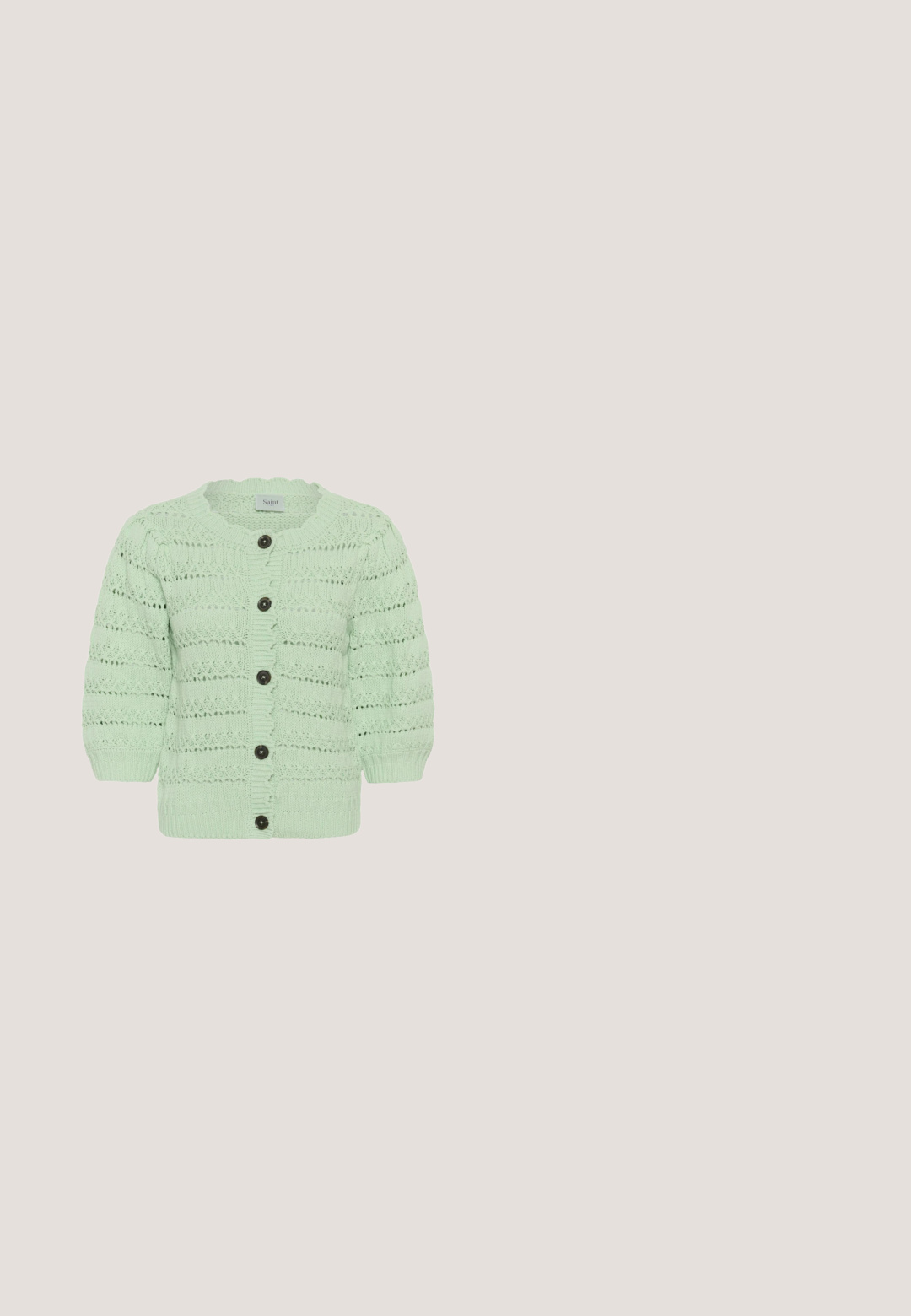Cardigan tricoté vert clair avec manches courtes bouffantes, fermeture à boutons sur le devant, et motifs ajourés complexes.; Camisole en dentelle jaune clair avec fines bretelles et un nœud à l'avant, tissu transparent, ourlet festonné.; Jupe maxi florale en tissu rose transparent avec un ourlet volanté. Présente de petites fleurs multicolores et des feuilles vertes sur l'ensemble. Taille élastique.; Ballerines beige avec une finition texturée, présentant un nœud élégant en tissu transparent au talon et des brides entrecroisées sur le dessus.; Sac bandoulière rose et bordeaux avec motifs de fraises, bandoulière bordeaux nouée et tirette de fermeture éclair en forme de coccinelle rouge ornée de strass.; Chouchou en satin rose avec une texture lisse, présentant un design froncé et une petite étiquette avec le logo de la marque. Forme circulaire pour le coiffage des cheveux.