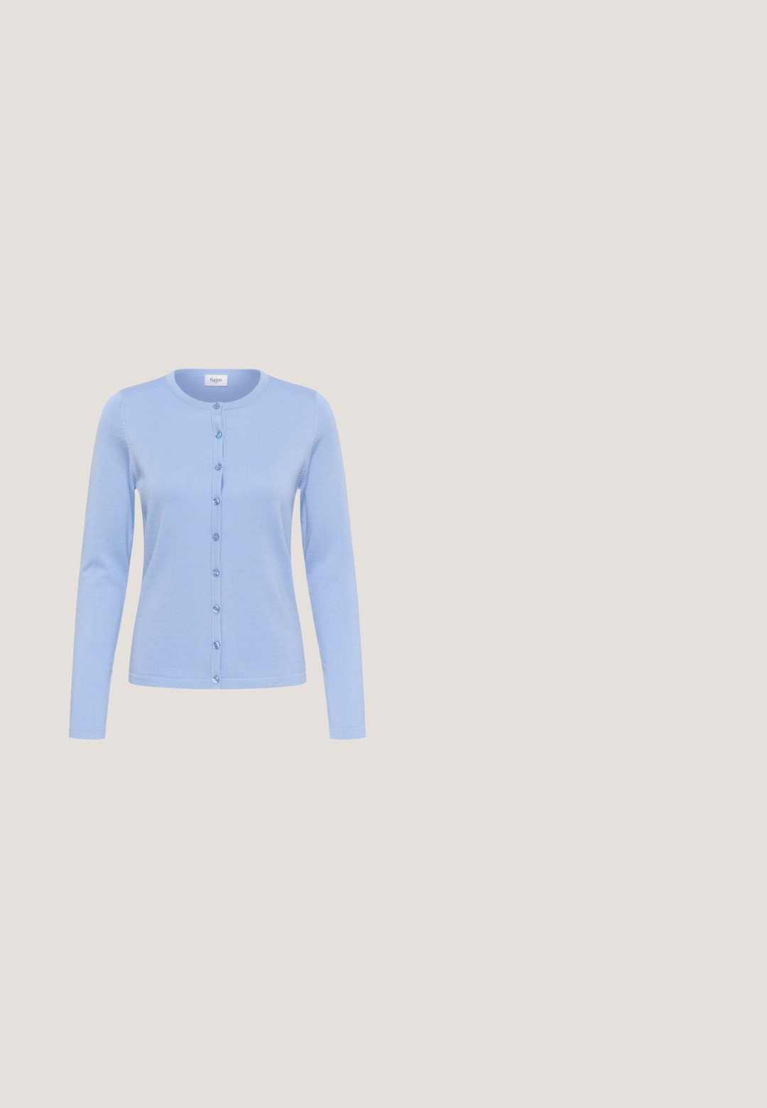 Hellblauer, langärmeliger Cardigan mit Knopfleiste, rundem Ausschnitt und schmaler Passform, Marke Saint.; Helles blaues ärmelloses Oberteil mit quadratischem Ausschnitt, aus glattem Stoff gefertigt, mit einer taillierten Passform und einer minimalistischen Silhouette.; Hellblaue Hosen mit weitem Bein, vertikalen weißen Streifen und elastischem Bund, präsentiert auf einem einfarbigen weißen Hintergrund.; Blauer Wildleder-Sportschuh mit weißen Streifen, beigem Fersenlaschen und Gummisohle in Karamellfarbe, von der Seite auf weißem Hintergrund gesehen.; Kleine hellblaue Wildlederhandtasche mit zwei kurzen Griffen und einem dünnen Schulterriemen vor weißem Hintergrund.; Halskette mit runden, blassblauen Perlen und einem zentralen beigen Muschelanhänger an einer Metallkette mit Karabinerverschluss.
