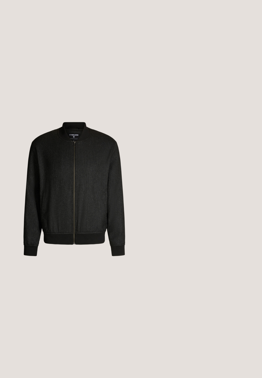 Schwarze Bomberjacke mit einem Reißverschluss vorne, geripptem Kragen, Bündchen und Saum. Texturierter Stoff mit dezentem Glanz, ausgestattet mit Seitentaschen.; Marineblaues Polohemd mit kurzen Ärmeln, Drei-Knopf-Leiste und geripptem Saum, vor einem schlichten hellen Hintergrund dargestellt.; Schwarze knielange Shorts mit Gürtelschlaufen, Knopfverschluss und verstellbarem Kordelzug in der Taille.; Dunkelgrüner Lederknöchelstiefel mit runder Zehe, Schnürung vorne, verstellbarem seitlichem Riemen und dicker schwarzer Sohle mit strukturiertem Profil.; Schwarze Flieger-Sonnenbrille mit dunklen Linsen, dünnem Metallrahmen und schlanken Kunststoffbügeln mit Logo-Details.; Schwarze Leder-Reisetasche mit zwei Oberhandgriffen, einem abnehmbaren Schultergurt und einer Reißverschlusstasche auf der Vorderseite für zusätzlichen Stauraum.