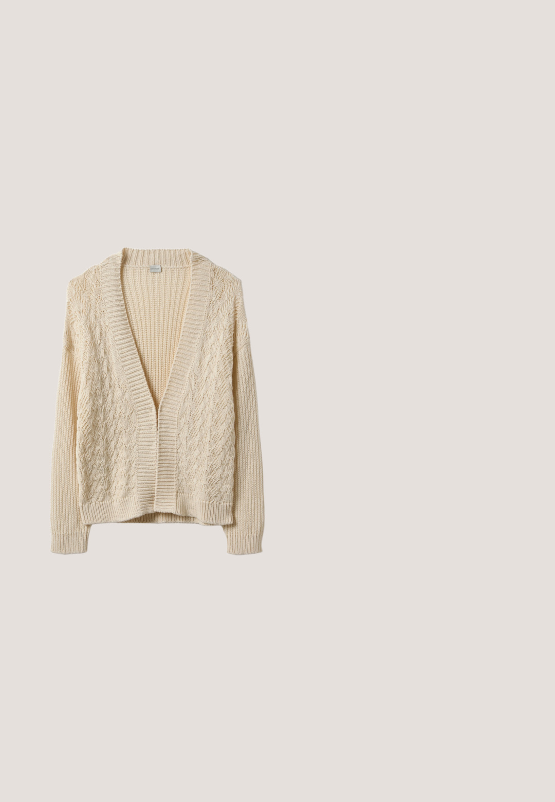 Cárdigan beige con escote en V, apertura frontal y patrón de punto texturizado. Puños y dobladillo acanalados, con una combinación de trenzas y tejido en cesta.; Vestido maxi blanco sin mangas, hecho de una tela ligera, que presenta un corsé ajustado y una falda fluida, con un diseño minimalista y sin patrones visibles.; Alpargata con cuña, parte superior de tela beige y rosa tejida, suela trenzada de yute y lazo rosa para atar en el tobillo, sobre fondo blanco.; Bolso tote de paja trenzada con base ancha, asas trenzadas y color beige natural sobre fondo blanco liso.; Collar en tono dorado con capas de dos cadenas. Presenta un colgante circular y una pequeña gema, creando un diseño delicado. Textura suave.; Correa de ante trenzada en tono tostado con acentos en cuero blanco y hebilla de metal plateado. Presenta detalles de costura para un cierre seguro.