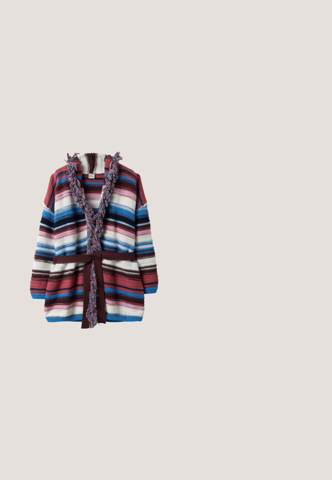 Cárdigan de punto con rayas multicolores, cuello con flecos y cinturón a juego en tonos azul, rosa, blanco y burdeos, extendido plano.; Top asimétrico de manga larga en un patrón abstracto azul y rosa, con textura fruncida y cuello redondo. Fabricado en una tela ligera.; Pantalones de pierna ancha en tejido ligero con un patrón abstracto fluido en tonos cálidos de naranja, amarillo y rosa, con una cinturilla elástica.; Bota de cuero marrón hasta el tobillo con acentos rosas, diseños florales, hebilla decorativa y tacón texturizado con colores multitonales.; Textil tejido colorido con grandes letras superpuestas "B", "M", "Y", "O", "L" y "A" en variados patrones de rayas y colores.; Bolso pequeño tipo cubo tejido con paneles a cuadros verticales, negros trenzados y rojizos, asa trenzada y una larga correa trenzada para el hombro.