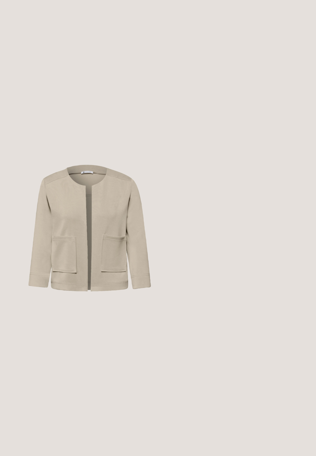 Beige avoinna oleva naisten takki, jossa pitkät hihat, pyöreä pääntie ja kaksi etutaskua.; Vaalea vihreä hihaton paita pehmeästä kankaasta, jossa on avara kaula-aukko ja pitsireuna helmassa. Sujuva pinta, joustava muotoilu.; Beige joustavat shortsit, jotka on valmistettu pehmeästä kankaasta. Niissä on tiukka istuvuus, joustava vyötärö ja sileä, koristelematon pinta.; Paksupohjainen valkoinen lenkkari, jossa on beige-, vaaleanpunaisia ja kultaisia yksityiskohtia, paksu kuvioitu pohja ja leopardikuvio heilahkeessa, sivukuva.; Beige olkalaukku, jossa on teksturoitu pinta, etupuolella vetoketjutasku, hopeanvärinen metalliosat ja säädettävä hihna. Sisältää logoyksityiskohtia.; Kultaketju, jossa on suorakaiteen muotoisia linkkejä ja pieni hopeinen käsilaukkariipus, johon on kaiverrettu "Steve Madden", ripustettuna keskeltä.