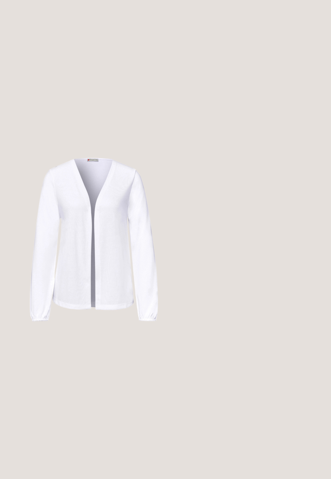 Hvid langærmet cardigan med åben front, elastiske manchetter, letvægtsstof og et enkelt design uden krave.; Ærmeløs strikket top med brede vandrette sorte og hvide striber og rund halsudskæring.; Sorte, vide benbukser med en glat overflade. Har en tætsiddende livlinje og rene, skræddersyede linjer for et minimalistisk design.; Sort og beige flettet espadrillesandal med blokhæl, ankelrem og åben tå på hvid baggrund.; Sort tekstureret læderhåndtaske med afrundede håndtag, frontklap med metalringsdetalje og aftagelig skulderrem på hvid baggrund.; Guldtonet ørekrog med et spiraldesign, der har en række klare krystaller langs den ene kant. Markeret med "925", hvilket angiver sterlingsølv.
