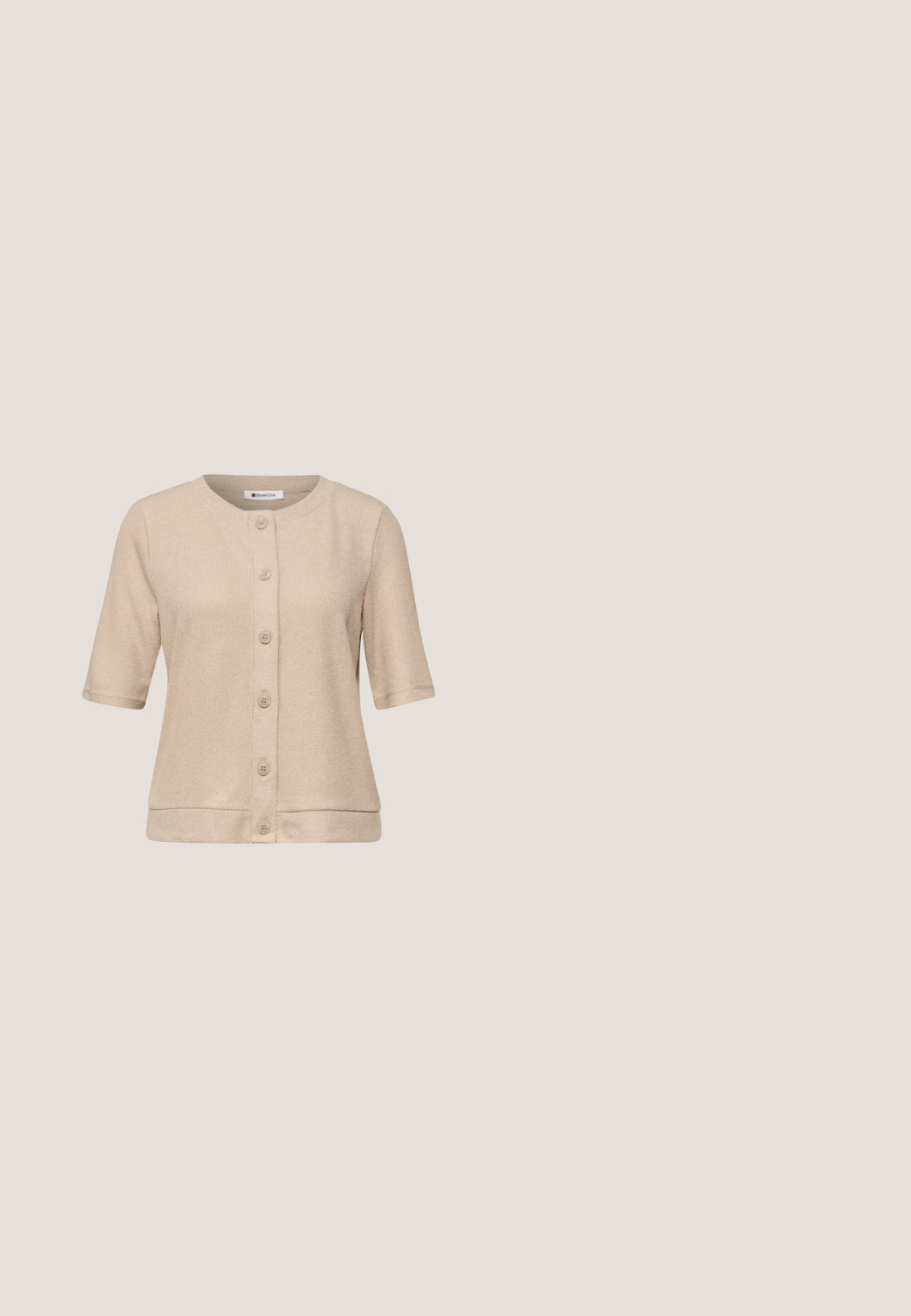 Beige kort mouw gebreid vestje met ronde hals en zes knopen aan de voorkant, met een subtiele gestructureerde stof en rechte zoom.; Mouwloos geribbeld tanktop met horizontale witte strepen op een roestbruine achtergrond, ronde halslijn en vijf beige knopen op de voorkant.; Beige op maat gemaakte broeken met een hoge taille, geplooide voorkant en taps toelopende pijpen. De stof lijkt glad met een subtiele glans. Geen zichtbare zakken.; Bruine instapklomp met kurken voetbed, zilveren gesp en kleine ronde metalen studs langs de bovenrand en vlak bij de gesp.; Donkerrode oversized vierkante zonnebril met gradientlenzen en gouden decoratieve accenten op de pootjes, merk "Vogue" zichtbaar.; Glad, glanzend gouden voorwerp in de vorm van een licht onregelmatig hart met afgeronde randen op een witte achtergrond.
