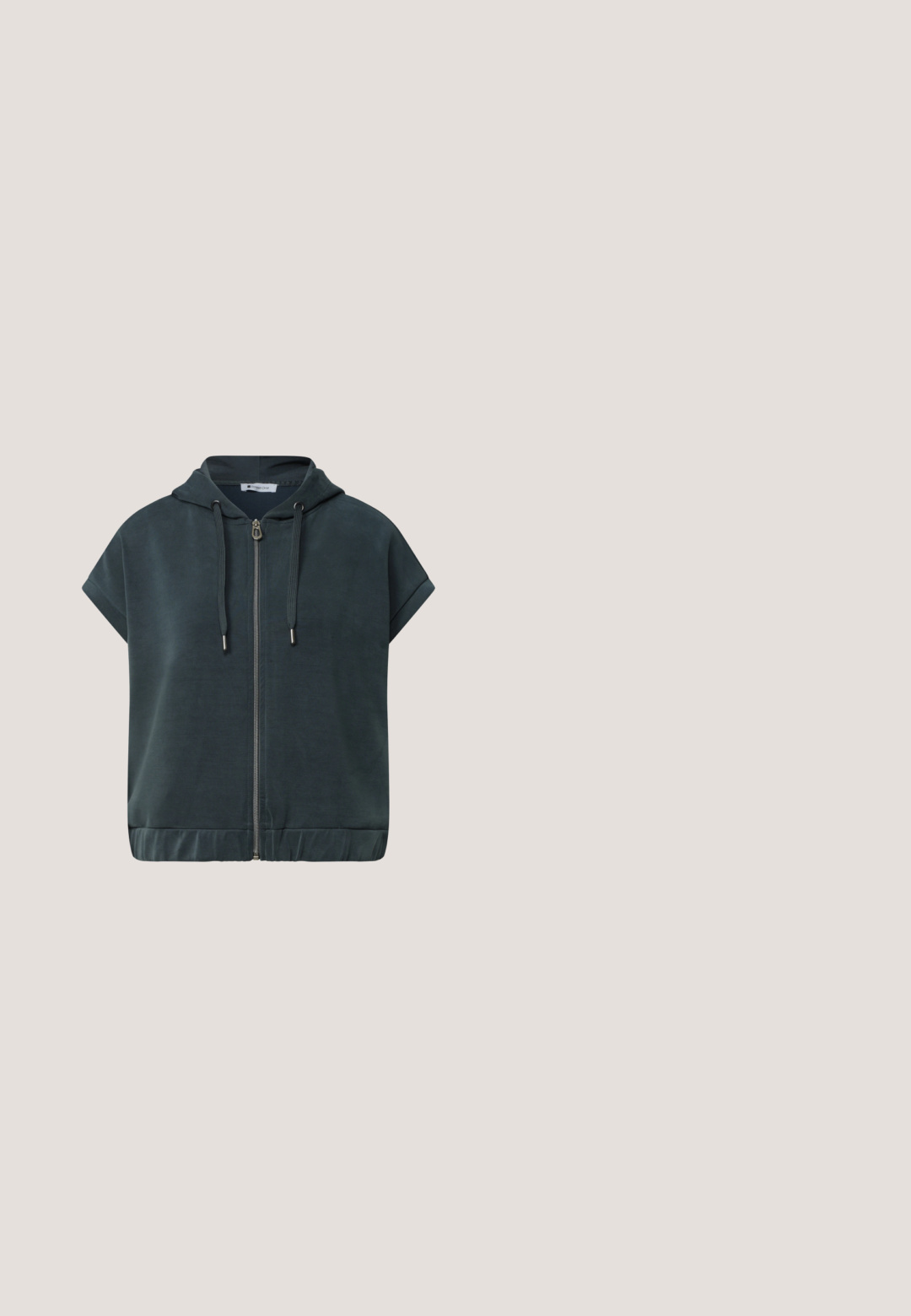 Sweat à capuche zippé gris foncé à manches courtes avec cordons, ourlet élastique et bord plié aux manches.; Haut sans manches gris clair avec un col montant et une demi-fermeture éclair, fabriqué en tissu lisse. Comprend des coutures latérales et une petite étiquette de logo.; Shorts taille haute gris foncé avec des petites impressions florales blanches et bleues dispersées et une couture en forme de V au centre devant.; Chaussures de course bleu clair avec tige en mesh, semelle intermédiaire blanche et un logo "R" proéminent sur le côté. Motif texturé sur le talon pour une meilleure adhérence.; Lunettes de soleil teintées vertes avec une monture carrée, des verres dégradés marron et des branches noires fines avec un branding subtil sur le côté.; Sac en toile vert avec deux poches avant et une étiquette bleue. Il dispose de poignées robustes et d'une forme rectangulaire. Texture lisse.