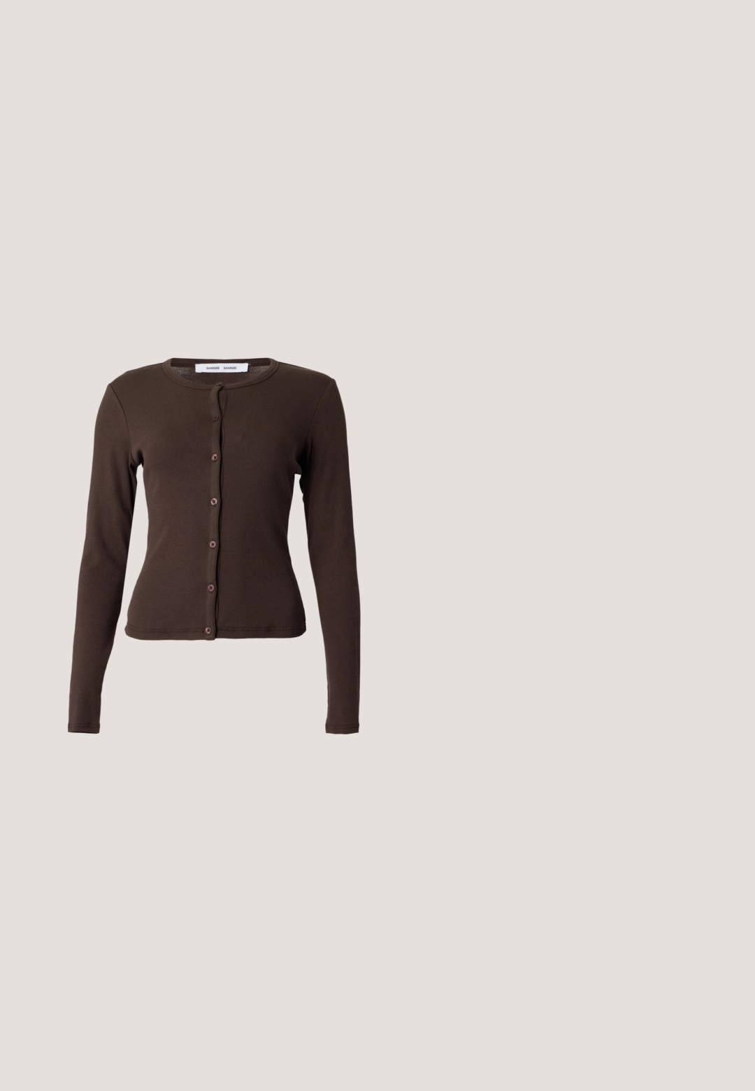 Cardigan cintré marron foncé à manches longues, col rond et fermeture boutonnée devant sur un fond clair uni.; T-shirt marron à manches courtes avec col en V, design simple et uni, coupe standard, présenté sur fond blanc.; Pantalons larges noirs en tissu texturé avec un design plissé. Dotés d'une ceinture élastique et de poches latérales.; Chaussure plate en cuir marron foncé à talon bas avec bout pointu et finition lisse, vue de profil sur fond blanc.; Sac bandoulière en daim marron doux avec une seule lanière et des accessoires métalliques argentés sur un fond clair uni.; Collier délicat à double chaîne en or avec de petites perles blanches espacées régulièrement sur un fond clair uni.