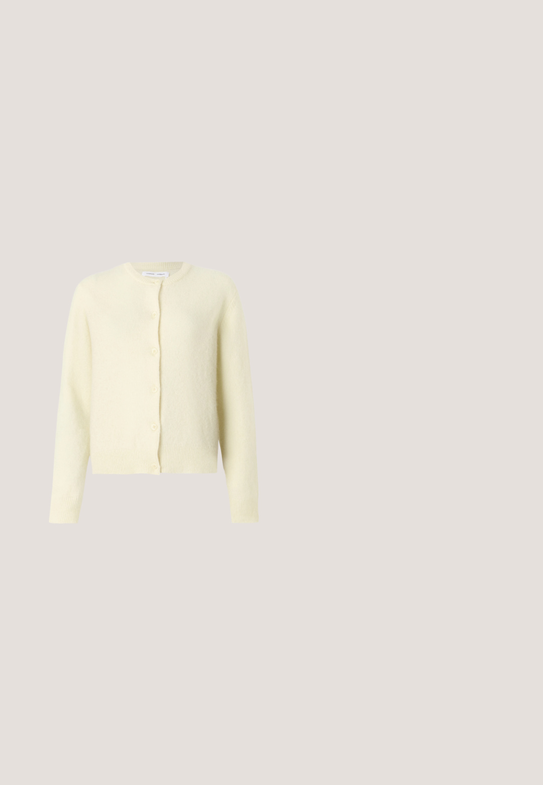 Lys gul cardigan lavet af blødt, tekstureret stof. Har rund halsudskæring, lange ærmer og seks-knaps frontlukning.; Hvid ærmeløs striktop med rund halsudskæring, ribbet kant og detaljer med side-syninger; har et lille mærke nederst.; Beige, vide bukser med plisseringer, lavet af bomuld, med en glat tekstur og dobbeltopfoldede manchetter i kanten.; Hvid og sort flad sko med to justerbare spændestropper, beige ruskindet tåhætte og brun rillede gummisål.; Beige mulepose med dobbelte håndtag, lynlås og et lille sølvlogo placeret midt for nær toppen.; Sammenflettede polerede metalarmbånd i sølv- og guldfarver, et med indgraveringen "Calvin Klein" logo, på en hvid baggrund.