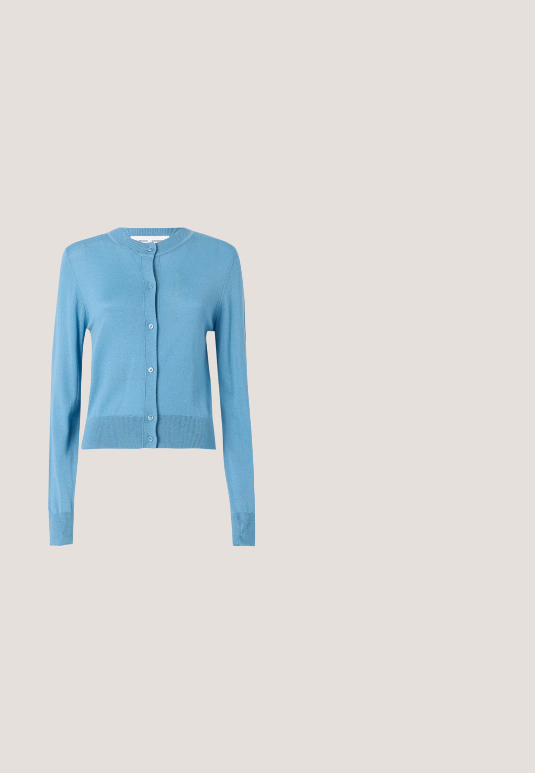El cárdigan azul claro tiene un cuello redondo, mangas largas y un cierre de botones. Está hecho de un material suave con detalles acanalados en el dobladillo.; Top de manga corta a rayas blancas y azules, con escote redondeado y ajuste relajado. Hecho de una tela suave y texturizada.; Pantalones de chándal azul claro hechos de material suave, que presentan una textura lisa, piernas ajustadas y un sutil acento de logo en el costado.; Zapatillas deportivas blancas con detalles en beige, con una parte superior de cuero y textil texturizado, punta redonda y suela gruesa de goma.; Bolso de hombro de mezclilla azul claro con forma curva, correa ajustable y sutil estampado de leopardo. Presenta un detalle con el logotipo en el frente.; Un par de pendientes de studs en forma de nudo de oro pulido y suave sobre fondo blanco.