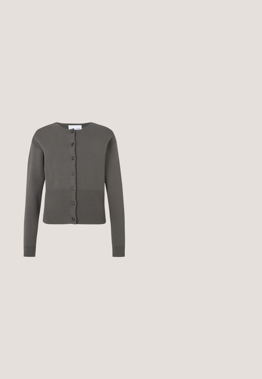 Grå strikket cardigan med rund hals, lange ærmer og knaplukning foran. Har ribbet kant og ærmekanter.; Ærmeløs metallic strikket top med rund halsudskæring, ribbet tekstur og tætsiddende silhuet fra Gestuz.; Sort denimnederdel med lige pasform, forreste knaplukning, bæltestropper og subtilt falmet tekstur med to sidelommer.; Sort lædermule med blokhæl hvilende på en skinnende sølvpolstret overflade, der fremhæver dens elegante design og buede detaljer.; Mørkebrunt, skinnende læder skuldertaske med en enkelt bred rem og spændedetalje på den ene side, sat mod en ensartet lys baggrund.; Sølv hoop ørestik med en poleret overflade, prydet med små guld accenter og en rund form, båret på øreflippen.