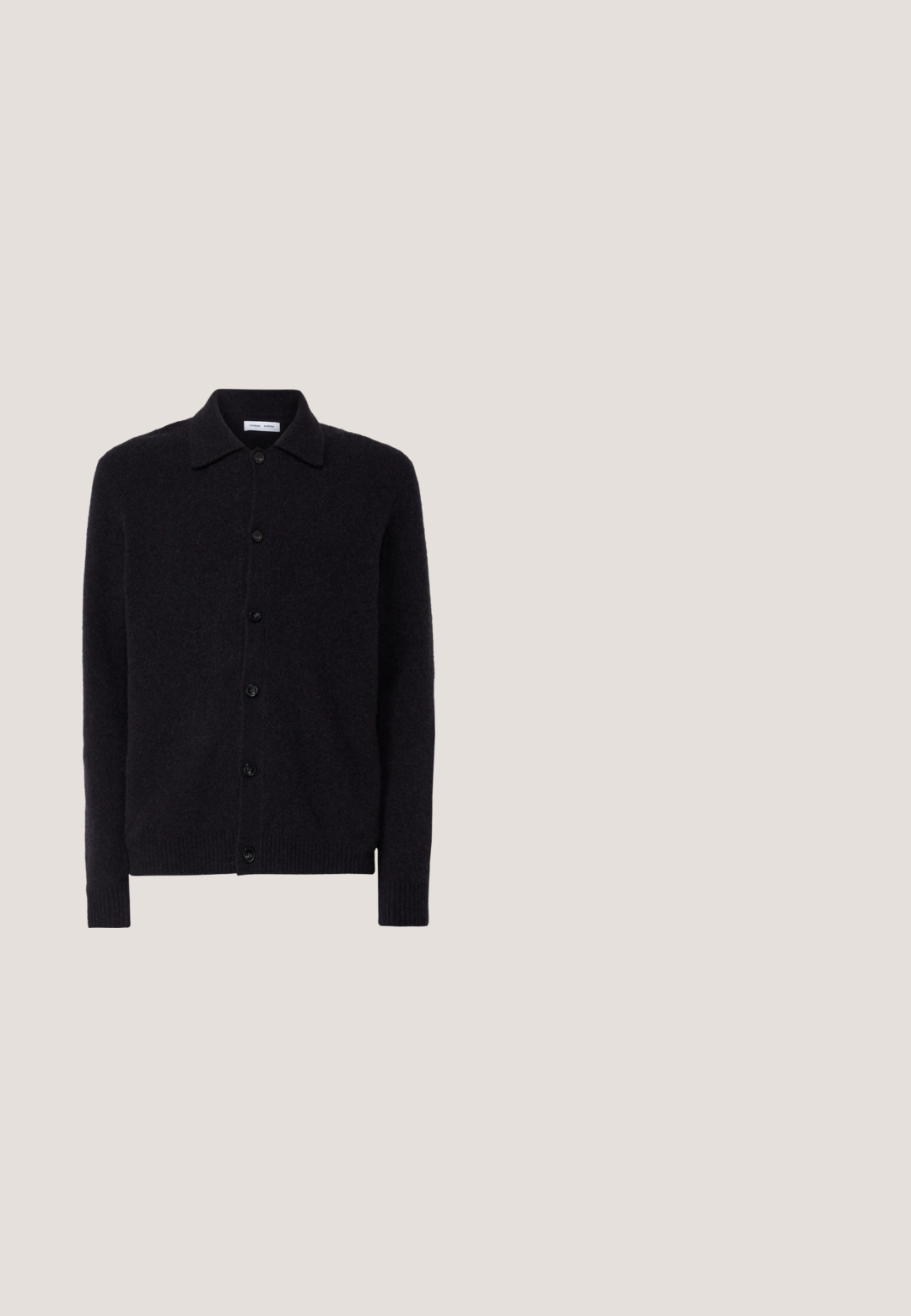 Donker marineblauwe cardigan van zachte stof, met een kraag, zes zwarte knopen en geribde manchetten en onderkant.; Witte geribbelde mouwloze tanktop met ronde halslijn en een klein Calvin Klein-logo labeltje bij de zoom op een effen achtergrond.; Zwarte jeans met rechte pijpen, vijf zakken, riemlussen en knoopsluiting, weergegeven op een witte achtergrond.; Zwarte leren sneaker met een gladde afwerking, ronde neus, tonale stiknaden, vetersluiting aan de voorkant en een vlakke rubberen zool. Lussje aan de hak.; Zwarte leren schoudertas met twee ritscompartimenten, gestructureerd afwerking, verstelbare schouderband en zilveren hardware-accenten. Calvin Klein-logo zichtbaar.; Zwarte riem van getextureerd leer, opgerold met een matzwarte rechthoekige metalen gesp, op een effen witte achtergrond.