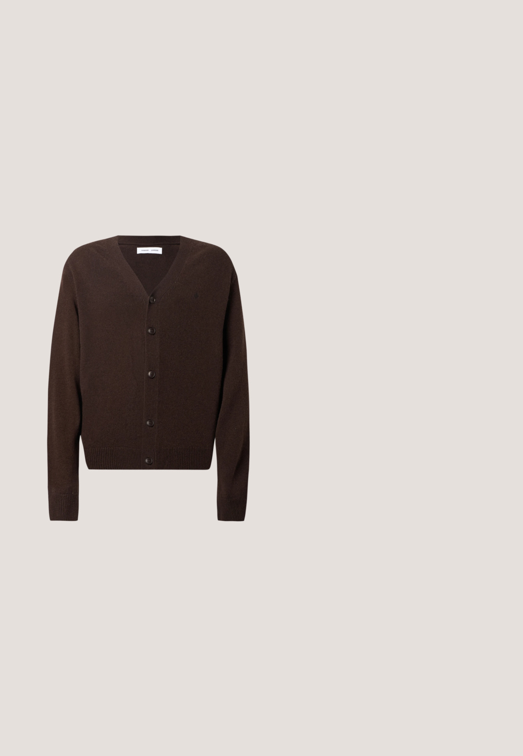Brauner Cardigan aus weichem Strickmaterial mit V-Ausschnitt, Knopfverschluss, langen Ärmeln sowie geripptem Saum und Bündchen.; Hellgrüne ärmellose Weste mit hohem Kragen, Frontreißverschluss und seitlichen Taschen. Hergestellt aus glattem Stoff mit mattem Finish.; Langärmliges Hemd mit Knopfleiste aus leicht beige Baumwolle. Verfügt über einen spitzen Kragen und ein kleines schwarzes Logo auf der linken Brust. Glatte Textur.; Hose aus hellbraunem Stoff mit glatter Textur, im taillierten Design, mit Vorderfalten und schmalem Schnitt, der an den Knöcheln endet.; Schwarzer Lederloafer mit Quasten-Detail, niedrigem Absatz und abgerundeter Spitze, von der Seite auf hellem einfarbigem Hintergrund gezeigt.; Schwarzer, glänzender Lederbelt mit einer rechteckigen silbernen Schnalle, die rote Nahtakzente aufweist. Glatte Textur und schlankes Design.