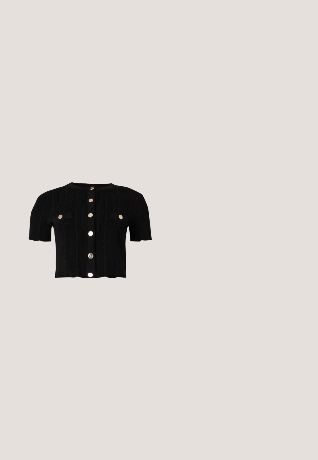 Haut en maille noir à manches courtes avec motif torsadé, boutons dorés sur le devant et deux rabats de poches avant avec détails de boutons dorés.; Haut noir sans manches avec un col rond, orné de clous circulaires dorés espacés régulièrement sur le devant et les épaules.; Shorts en tweed noir avec une surface texturée, ornés d'un motif en grille en fils dorés, de coupe ajustée et taille mi-haute.; STAND STUDIO KELSEY - Mules à talons - black; Sac à main en cuir noir avec une forme courbée, une longue bandoulière réglable et des franges de chaque côté sur un fond clair.; Boucles d'oreilles en forme de cœur couleur or, ornées de strass transparents, avec une surface texturée et des bords polis.