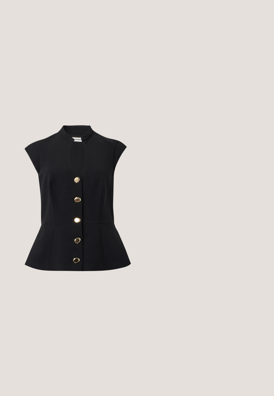 Zwarte mouwloze getailleerde blouse met vijf onregelmatige gouden knopen aan de voorkant en een kleine opstaande kraag.; Zwart geribd topje met korte mouwen en een witte gekartelde kraag en mouwboorden, met vier gouden knopen aan de voorzijde van de halslijn.; Zwarte broek met wijde pijpen en een hoge taille, twee voorzakken met klep en zilverkleurige knopen, riemlussen en een knoopsluiting aan de voorkant.; Zwarte leren slingback schoen met een ronde neus, lage blokhak en een zijkant uitsnedeontwerp met een gouden accent.; Zwarte cilindervormige handtas met gouden studs en een verstelbare schouderriem, met het "Michael Kors"-logo in goud op de voorkant.; Oorbellen in goudkleurige stervorm met een centrale heldere steen, omringd door kleinere kristallen en parels, met puntige sterachtige accenten.