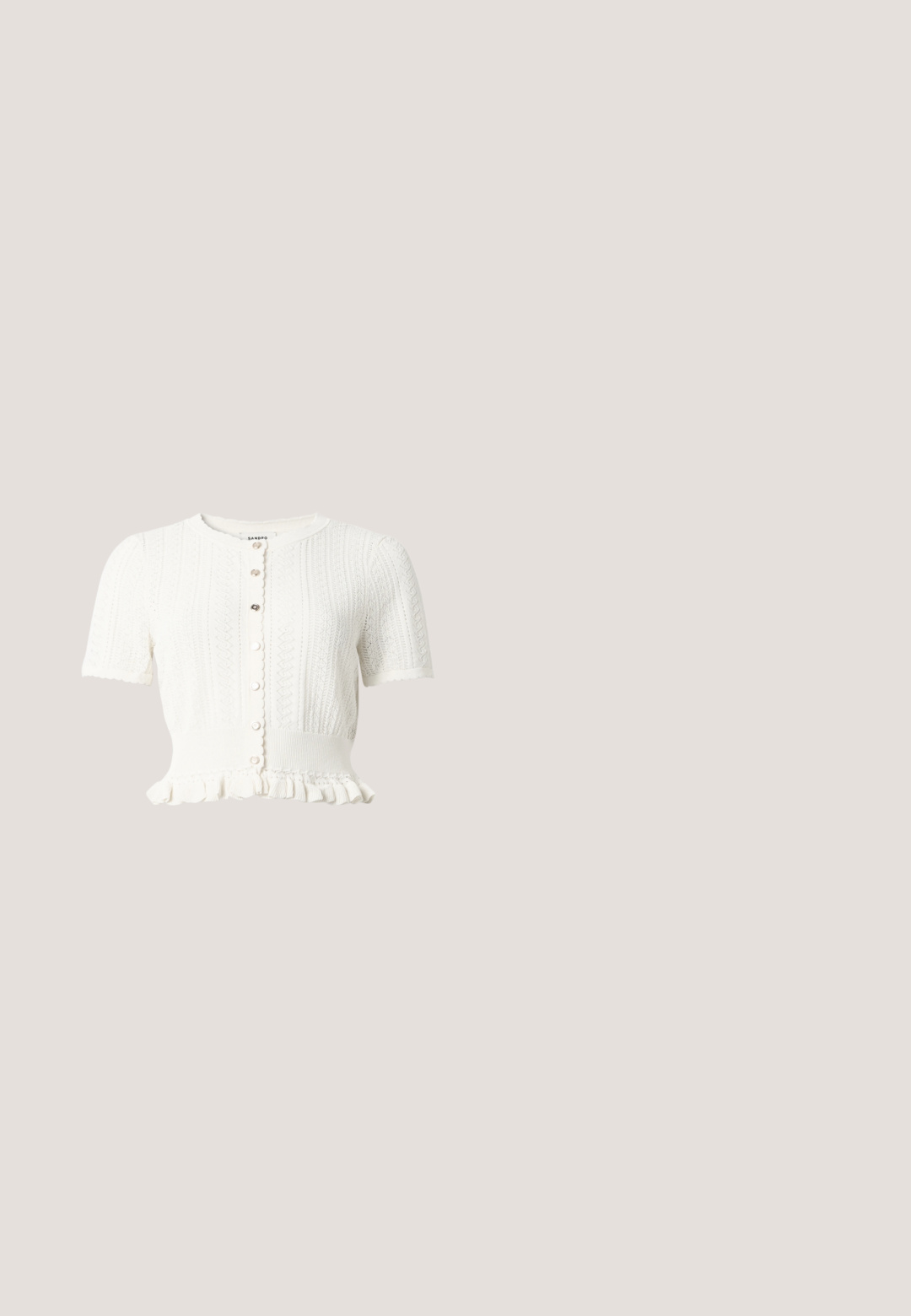 Witte, kortemouw gebreide cardigan met knopen aan de voorkant, geschulpte randen, gerimpelde zoom en getextureerde verticale patronen.; Witte mouwloze top met een geplooide buste, kantafwerking langs de halslijn en een strikdetail aan de voorkant. Gemaakt van een zachte, lichte stof.; Witte gelaagde minirok met elastische tailleband, broderie anglaise borduursel en geschulpte zoom versierd met bloemmotieven.; Beige platte slip-on sandaal met gelaagde bloemversiering op het bandje en een gladde zool tegen een witte achtergrond.; Witte stoffen draagtas met kanten bloemenborduurwerk en een geplooid bovenhandvat, getoond tegen een effen lichte achtergrond.; Gelaagde ketting in goudkleur met parelversieringen en stervormige accenten. Heeft meerdere kettingen met verschillende lengtes en texturen.
