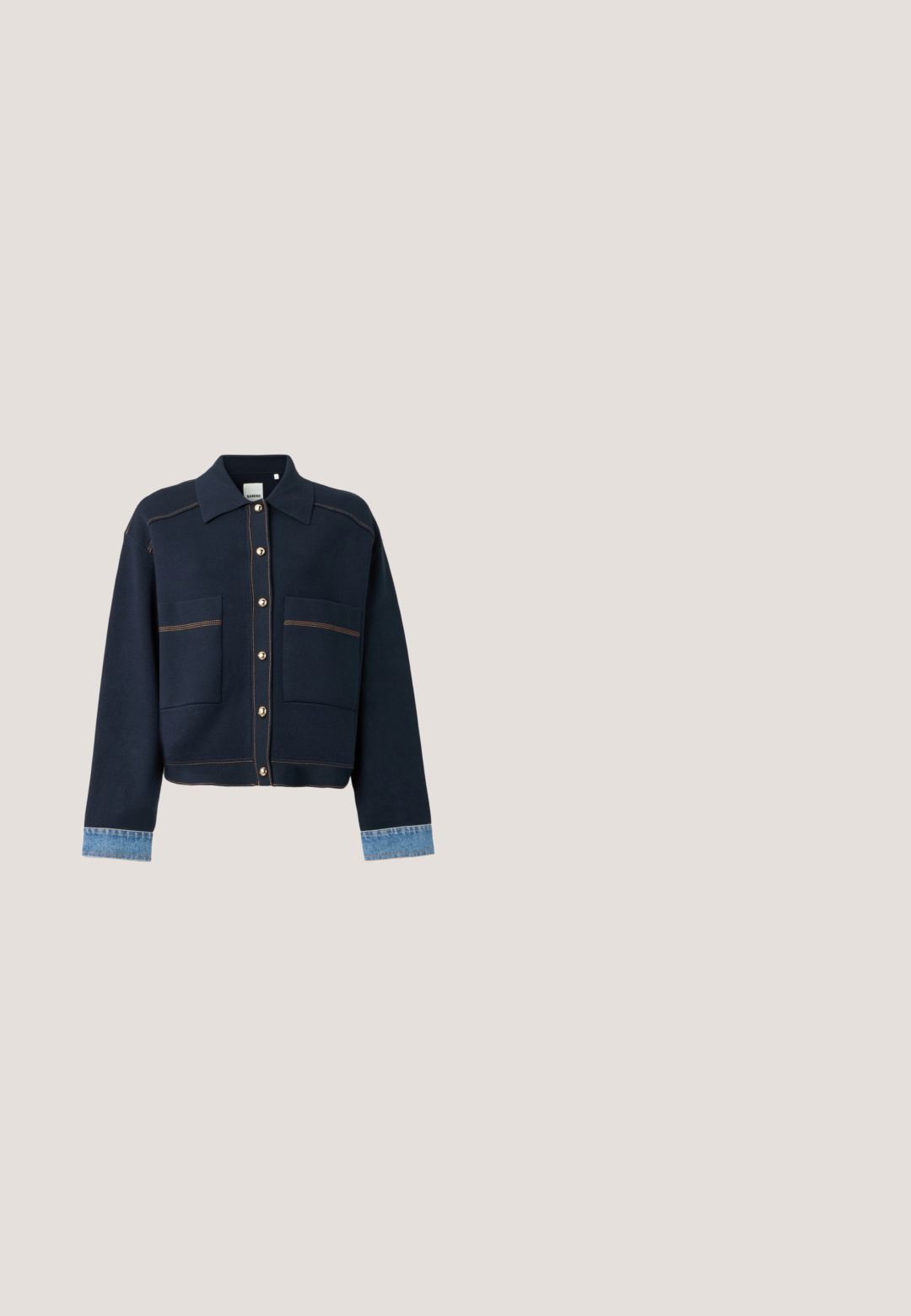 Veste bleu marine boutonnée avec grandes poches avant, coutures beige, col classique et poignets en denim bleu clair sur manches longues.; Polo à manches courtes bleu marine foncé avec deux boutons et petit logo blanc "CLOSED" sur la poitrine et l'étiquette du col.; Jupe en denim bleu avec fermeture à boutons sur le devant, partie inférieure froncée et détails de panneaux cousus sur fond blanc.; Mocassins en cuir noir avec une finition brillante, dotés de deux boucles dorées et d'un talon bas. Texture lisse avec un design à bout arrondi.; Sac à main en daim bleu foncé avec des coutures blanches, une poignée découpée, une bandoulière à motif et de longues franges des deux côtés.; Boucles d'oreilles en forme d'étoile en ton or, ornées d'une pierre centrale claire entourée de petits cristaux et de perles, avec des accents pointus rappelant une étoile.