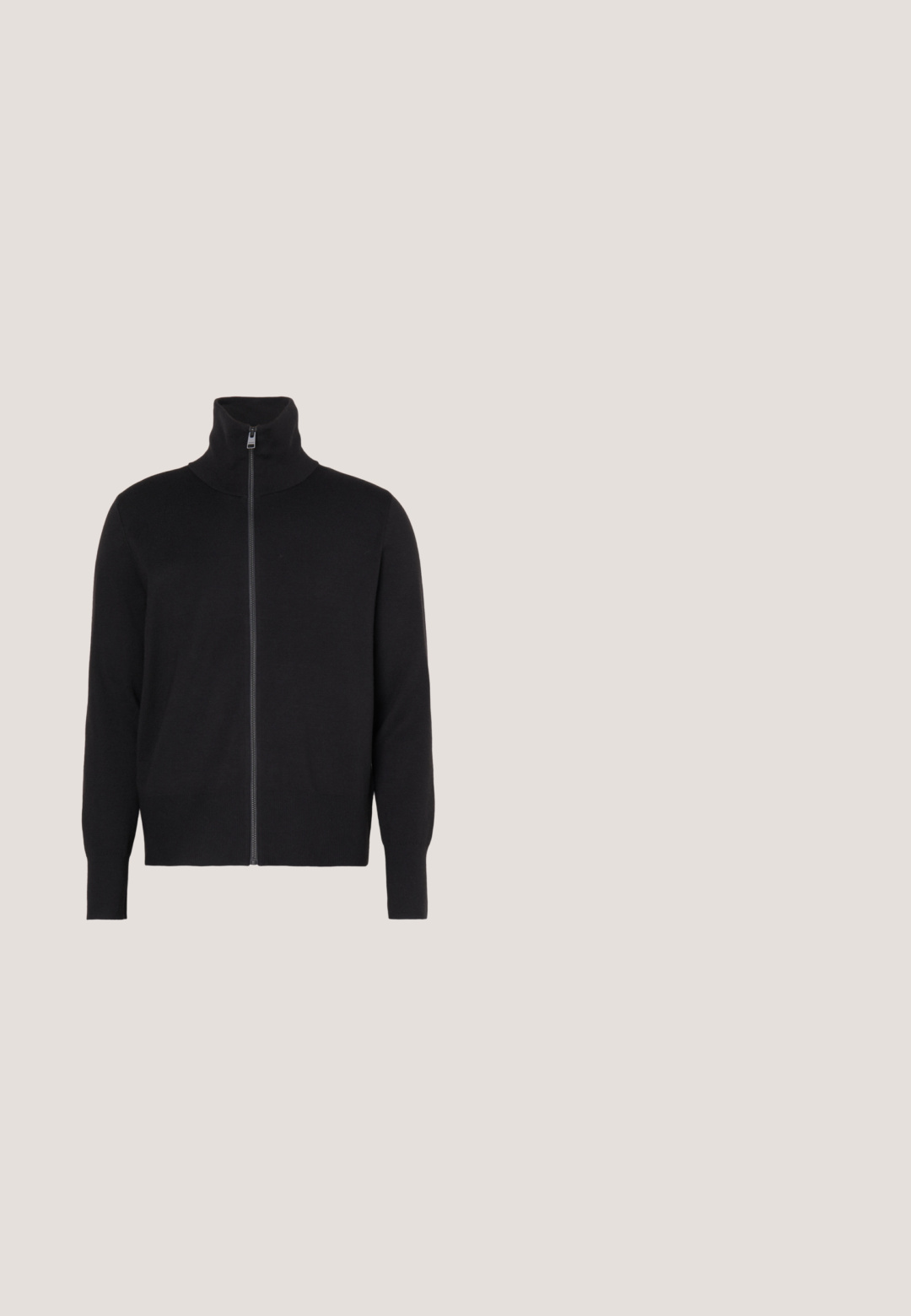 sandro TRUCKER CARDIGAN - Vest - noir; Zwart T-shirt met korte mouwen en ronde hals, met een klein wit label aan de binnenkant van de halslijn.; Zwarte denim jeans met een slim fit, voorzien van een klassiek vijf-pocket ontwerp, metalen knoop en gestikte details op de zakken.; Zwarte leren chelsea boots met elastische zijpanelen, contrasterende stiksels en bevestigtabs met het merkembleem. Platte rubberen zolen.; Zwarte rechthoekige zonnebril met donkere lenzen. Plastic montuur met een gladde textuur en subtiele merkdetails aan de binnenkant van de vering.; Zwarte leren riem opgerold met een zilverkleurige rechthoekige metalen gesp en zichtbare stiksels langs de randen.