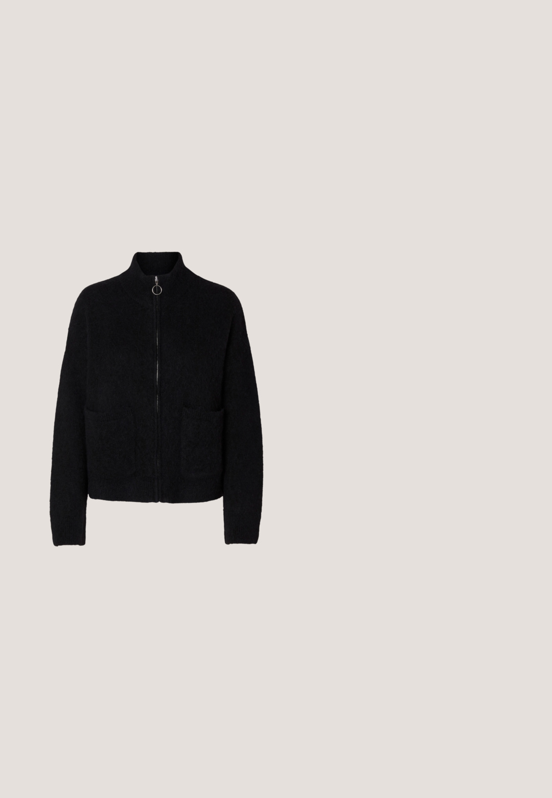 Sort, flosset lynlås-sweater med høj krave, to forlommer og rund metal lynlåstrækker.; Hvid tætsiddende T-shirt med korte ærmer, sorte vandrette striber og en ensfarvet sort rund halsudskæring.; Sorte vidde-bukser i denim med høj talje, fem lommer og knaplukning. Glat tekstur og minimalistisk design.; Sorte ruskinds- og lædersneakers med en cremefarvet side-swoosh og lys cremefarvet hæl. Har beige snørebånd og en gummirubber-sål.; Sort skuldertaske i læder med en slank justerbar rem og lynlås med en lang læderflig.; Sølv snoede øreringe med en glat, reflekterende overflade og en cirkulær form med en sikker lukning.