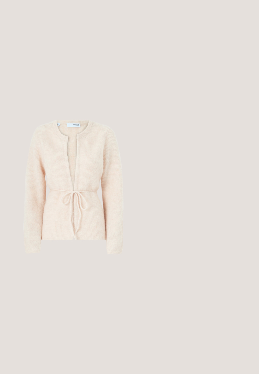 Cardigan en tricot beige avec de longues manches, devant ouvert et taille à nouer. Tissu texturé, motif côtelé et design sans col.; T-shirt à manches longues, de couleur rose clair, avec une texture côtelée et un décolleté en V rehaussé par une bordure en dentelle blanche le long du col.; Jupe midi en tulle rose à couches avec motif floral et taille élastique, présentant des textures douces et volantées.; Ballerine en daim rose pâle avec devant plissé, nœud décoratif et semelle plate marron, vue de profil.; Sac bandoulière en cuir rose avec bandoulière chaîne dorée et fermoir rectangulaire doré sur fond blanc.; Chouchou en satin rose avec de petites perles décoratives et une petite étiquette en tissu sur fond blanc.