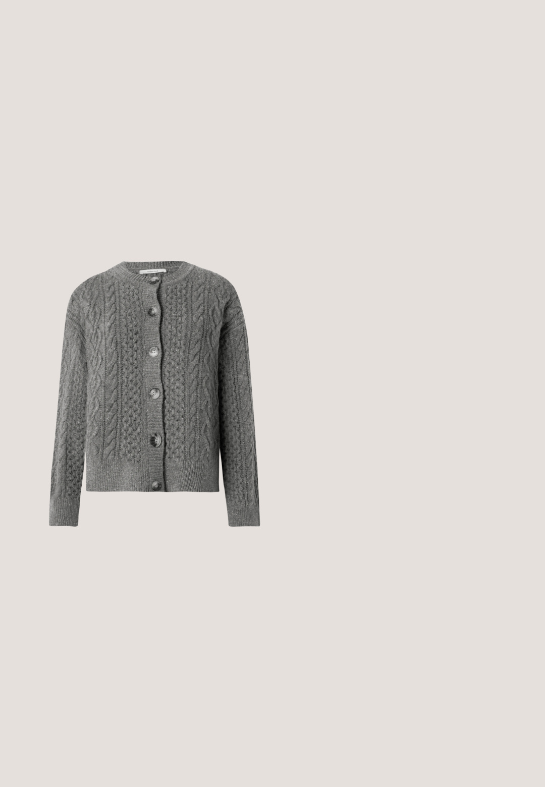 Grijze gebreide cardigan met een textuur kabelpatroon, ronde halslijn en sluiting met knopen aan de voorkant. Beschikt over lange mouwen en geribbelde manchetten.; Groene button-up overhemd van zachte stof met een kraag, twee voorkruiszakken en lange mouwen met manchetdetails.; Beige wijde broek van katoen, met een knoopsluiting aan de voorkant, zijzakken en een gladde textuur. Minimalistisch ontwerp zonder patronen.; Witte sneaker met grijze suède accenten, ronde neus, geprofileerd mesh logo op de zijkant en beige rubberen zool. Veters zijn beige van kleur.; Bruine leren aktetas met dubbele handvatten, voorvak met rits, verstelbare schouderriem en groen label bevestigd aan het handvat.; Zilveren oorbel met een gebogen ontwerp, voorzien van een kettinghanger en een glad, afgerond accent. Het oppervlak oogt gepolijst en reflecterend.
