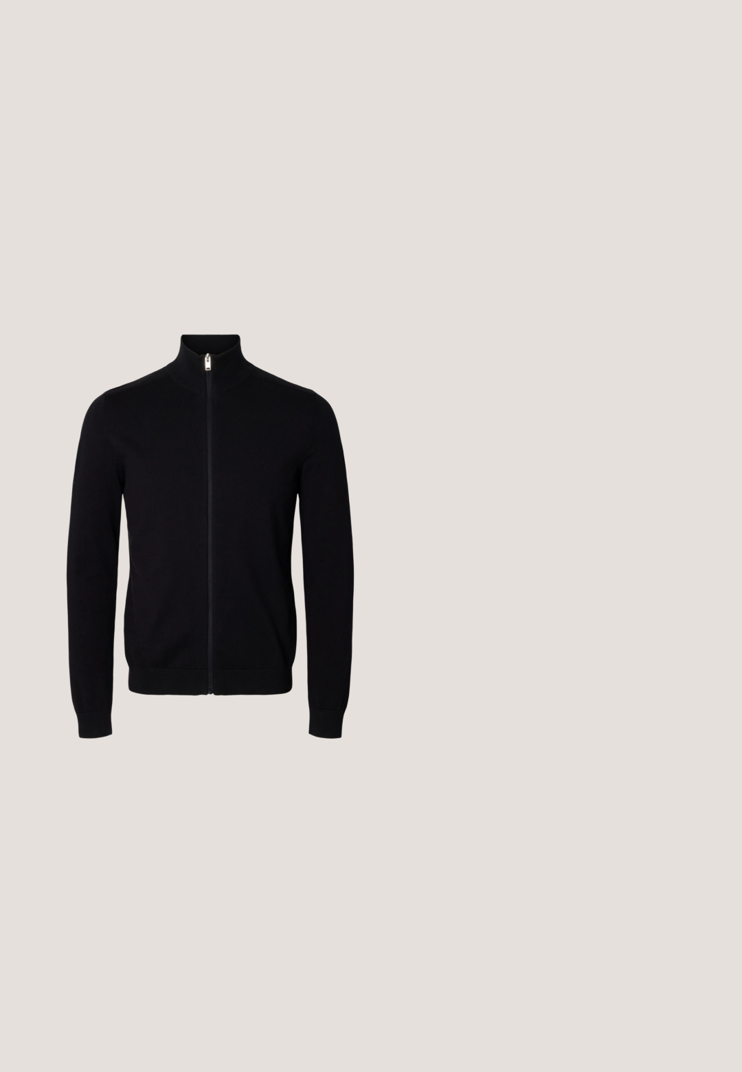 Sort langærmet lynlåstrøje med høj krave og ribstrikkede manchetter og kant, vist på en ens hvid baggrund.; Sort poloshirt lavet af glat stof, med krave, tre-knaps lukning og et lille logo på venstre bryst.; Lyseblå denimjeans med lige ben, fem lommer, brune syninger og knaplukning foran. Tyndt udseende og uden udsmykninger.; Sort læder Chelsea-støvle med elastisk sidestykke og træksløjfe på flad sål, vist i sideprofil på hvid baggrund.; Sorte rektangulære solbriller med graduerede mørke linser og guldaccenter, der har en "G"-logo på stellets side.; Sort nylon laptop taske med to håndtag, en aftagelig rem, en lynlås lomme og diskret branding. Tekstureret overflade med et elegant design.