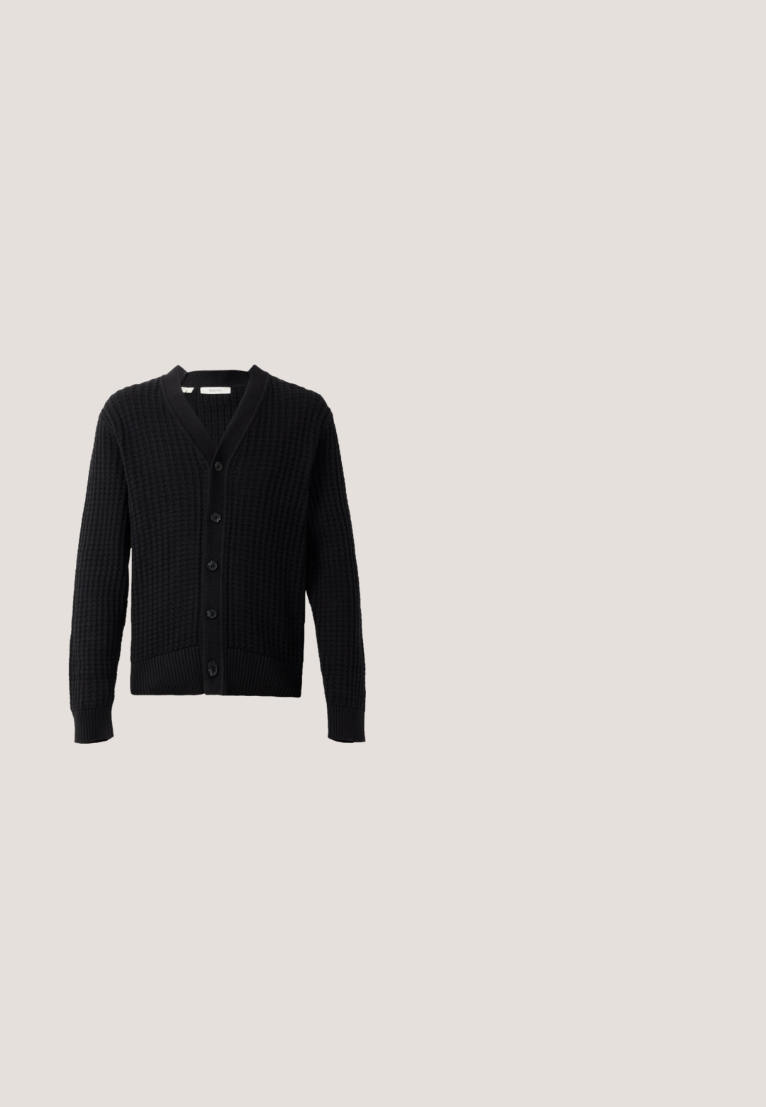 Schwarze gestrickte Strickjacke mit einem strukturierten Muster, V-Ausschnitt und sechs Knöpfen auf der Vorderseite. Ribbed Bündchen und Saum unterstreichen das Gesamtdesign.; Dunkelblaues T-Shirt mit kurzen Ärmeln aus weichem Stoff, mit rundem Ausschnitt und einer lockeren, geraden Passform. Ohne sichtbare Muster oder Akzente.; Schwarze gerade geschnittene Hose mit elastischem Bund und Kordelzug, flach auf weißem Hintergrund ausgelegt.; Schwarze Gummiregenstiefel mit glatter Oberfläche, hohem Schaft und rutschfester, strukturierten Sohle. Mit einem weißen AIGLE-Logo auf der Vorderseite.; Schwarze Calvin Klein Schultertasche mit Frontklappe, Schnallenverschluss und verstellbarem Schultergurt auf weißem Hintergrund.; Schwarzer Ledergürtel mit wiederholtem, dezentem geometrischem Muster und mattschwarzer, rechteckiger Schnalle, zusammengerollt auf weißem Hintergrund.