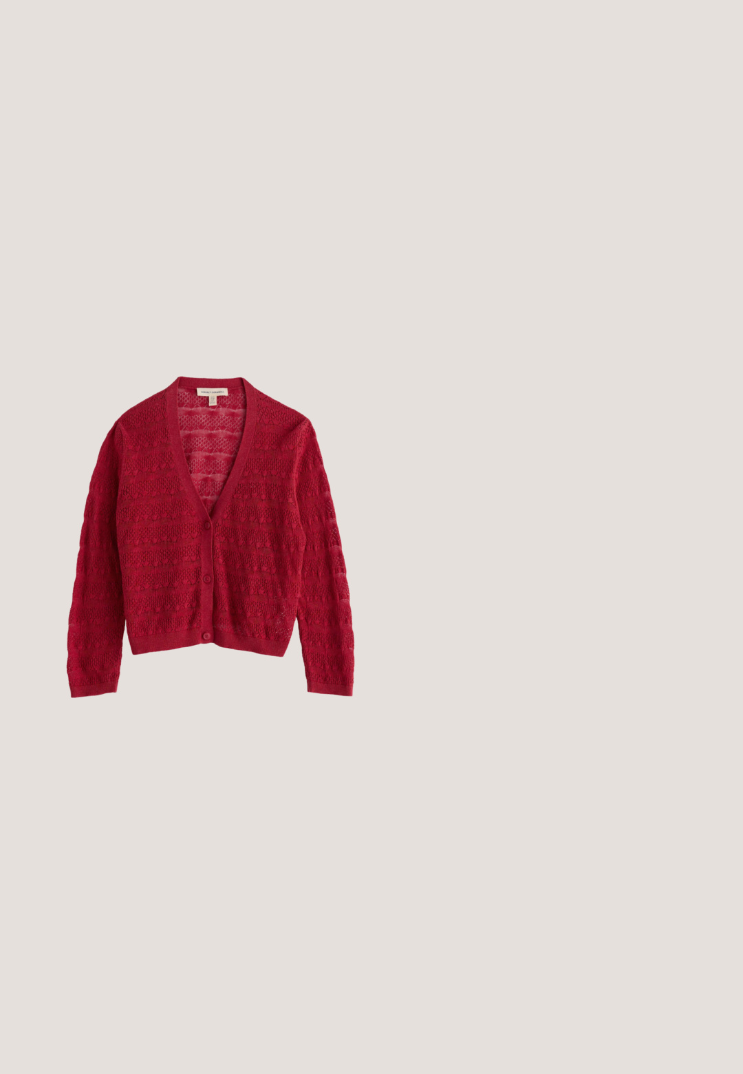 Rød letvægtsstrikket cardigan med V-hals, tre knapper, lange ærmer og et delikat blondemønster over det hele.; Hvid udenærmet tanktop med høj krave; har sorte accentstropper. Glat, letvægtsstof med en afslappet pasform.; Højtaljede flagrende jeans i lyseblå denim med to baglommer, rå kant og subtil forvitring på lårerne. Klassisk fem-lommer design.; Mørkebrune højhælede sandaler med tynde stropper, der svæver over grå asfalt nær en flisebelagt væg.; Lille rødbrun læder crossbody taske med tynd justerbar rem, vist fladt mod en hvid baggrund.; Perlearmbånd med tre gyldne hjertevedhæng med pink ædelsten. Designet inkluderer glatte runde perler og en delikat guldkæde.