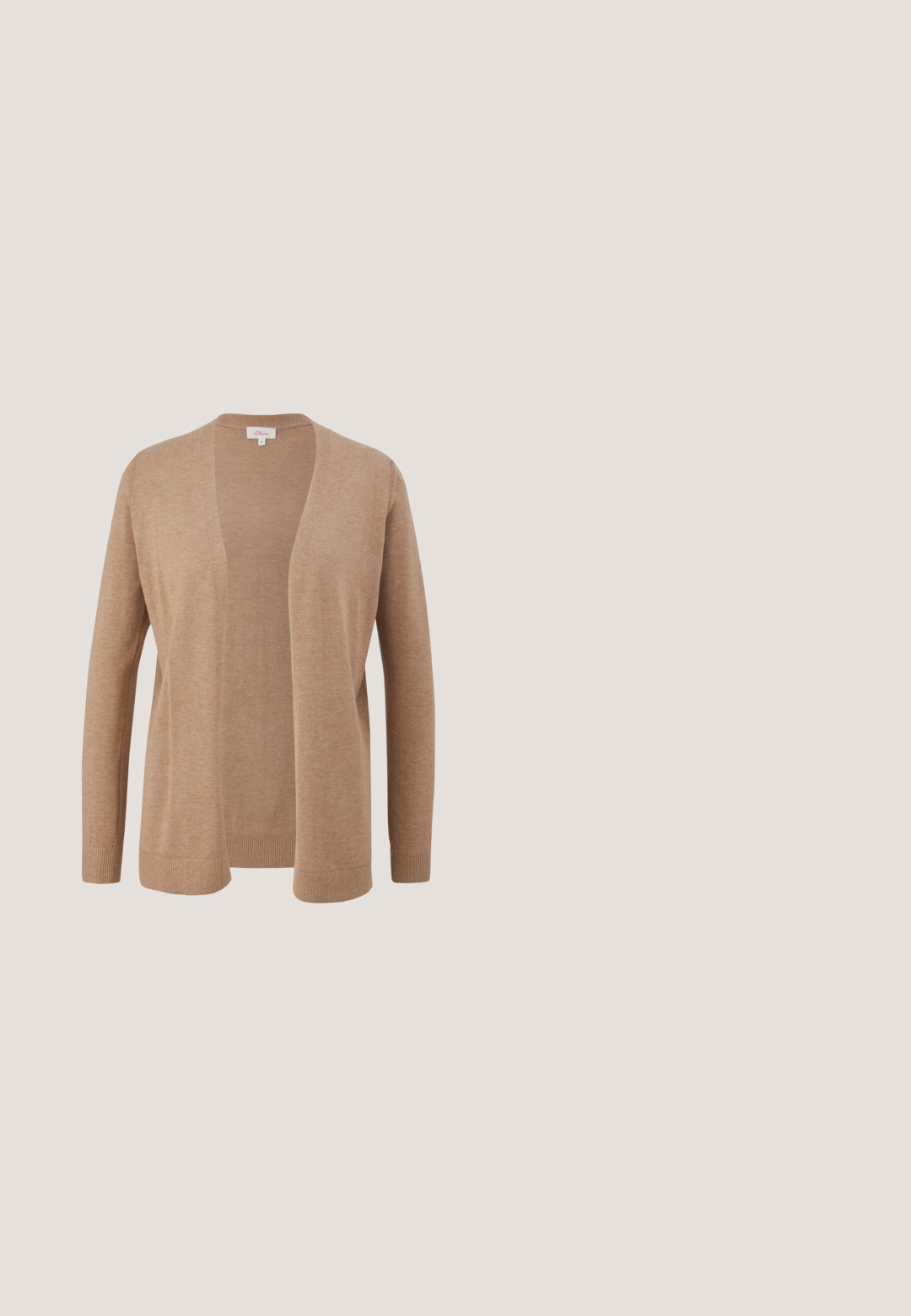 Hellbrauner Cardigan aus weichem, strukturiertem Stoff. Offenes Frontdesign mit langen Ärmeln sowie gerippten Bündchen und Saum. Schlichtes, klassisches Erscheinungsbild.; Olivenfarbene ärmellose Bluse aus weichem Strickstoff, mit einem strukturierten, gemusterten runden Ausschnitt und einer taillierten Form.; Schmal zulaufende Jeans aus Denim in Mittelblau mit kontrastierenden Nähten, fünf Taschen und einem klassischen Knopf- und Reißverschluss.; Tanfarbene Ankle Boots aus Wildleder mit texturiertem Finish, ausgestattet mit einem runden Logo-Patch, Schnürdesign und einer klobigen beigefarbenen Sohle.; Braune Wildleder-Handtasche mit runder Form und kurzem Griff. Enthält ein abnehmbares, tanfarbenes Lederetui mit Reißverschluss und Logo-Akzent.; Metallkette mit zwei Strängen, einer in Silber und einer in Roségold, mit einer glatten silbernen Stange als Akzent. Minimalistisches Design.