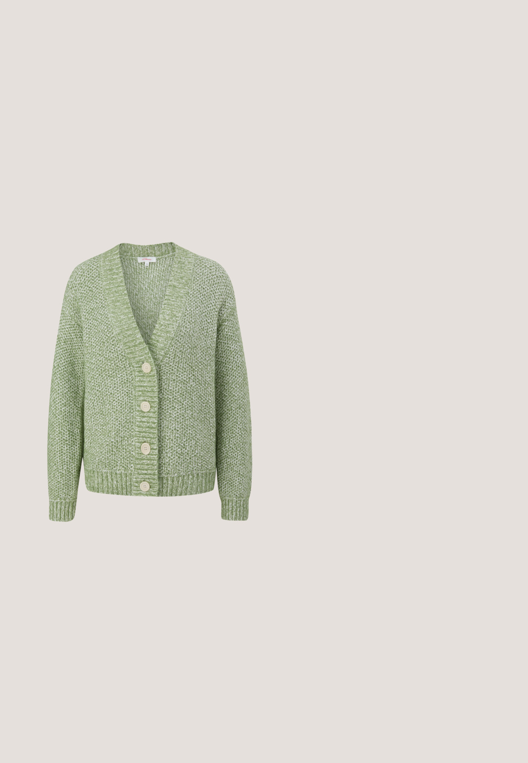 s.Oliver Strickjacke - grün; Grünes, geripptes Tanktop mit weitem Rundhalsausschnitt und einem Etikett mit der Aufschrift "NEXT". Glatte Textur, figurbetontes Design und lebendige Farbe.; VILA VITANJA WRAP SKIRT - Wickelrock - desert sage; Weiße Mesh-Schuhe mit einem strukturierten Design, ausgestattet mit einem Klettverschluss und ausgeschnittenen Seiten, strukturiertem Stoff und einer klobigen Sohle.; Schwarze Tragetasche mit gelbem Blumenmuster, ausgestattet mit robusten Griffen und dem weißen Schriftzug "STINE GOYA" am unteren Rand.; Goldene Halskette mit einem gewundenen, muschelförmigen Anhänger, der an einer feinen, zarten Kette befestigt ist. Verfügt über einen Karabinerverschluss.