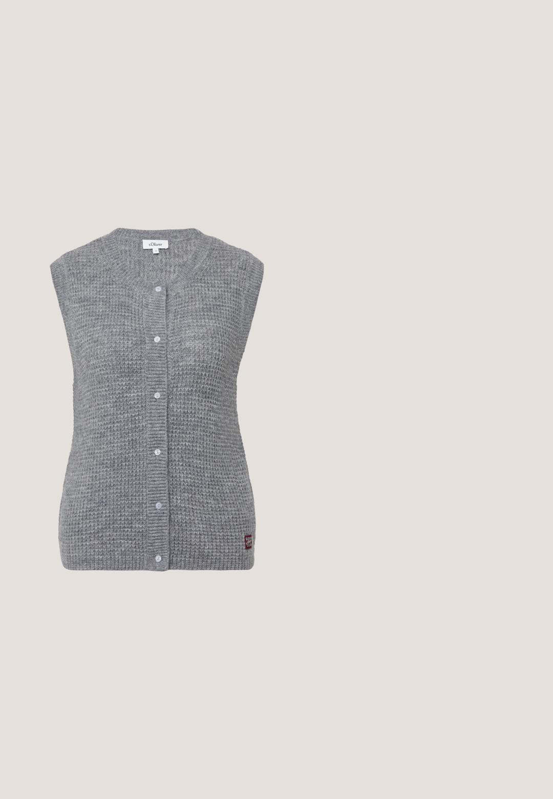 Šedý pletený sveter bez rukávov s okrúhlym výstrihom, piatimi bielymi gombíkmi a malou logovou nášivkou na dolnej pravej strane.; WE Fashion Blúzka so zapínaním na gombíky - grey; WE Fashion Nohavice - dark grey; Čierny lesklý kožený mokasín s nízkym podpätkom a strapcami na popruhu vpredu, zobrazený z boku na bielom pozadí.; Sivá semišová kabelka s krátkymi a dlhými popruhmi, s ozdobným opaskom s malou obdĺžnikovou kovovou prackou vpredu.; Strieborný náhrdelník z reťazky s predĺženými článkami a malými bielymi korálikmi roztrúsenými po celom obvode. Uzatvára sa pomocou spony a má nastaviteľnú dĺžku.
