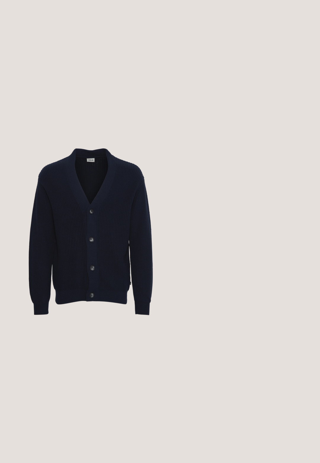 Solid SDGORE - Cardigan - insignia blue; Kortærmet orange t-shirt med lille sort "CAFE" logo på venstre bryst og rund halsudskæring.; Olivengrønne shorts med skræddersyet design, der har knaplukning, forlommer og subtile lodrette striber i et blødt, tekstureret stof.; Beige UGG-sneaker med sort sål og blå inderside, med tofarvede blå og beige snørebånd, svævende over et tekstureret beige tæppe.; Metal solbriller med guldramme, rektangulære linser i mørkegrå, og arme i sort plastik. Teksturerede detaljer på armene.; Another Cotton Lab SUNDAY RUNNING CLUB  - Shopping bags - white