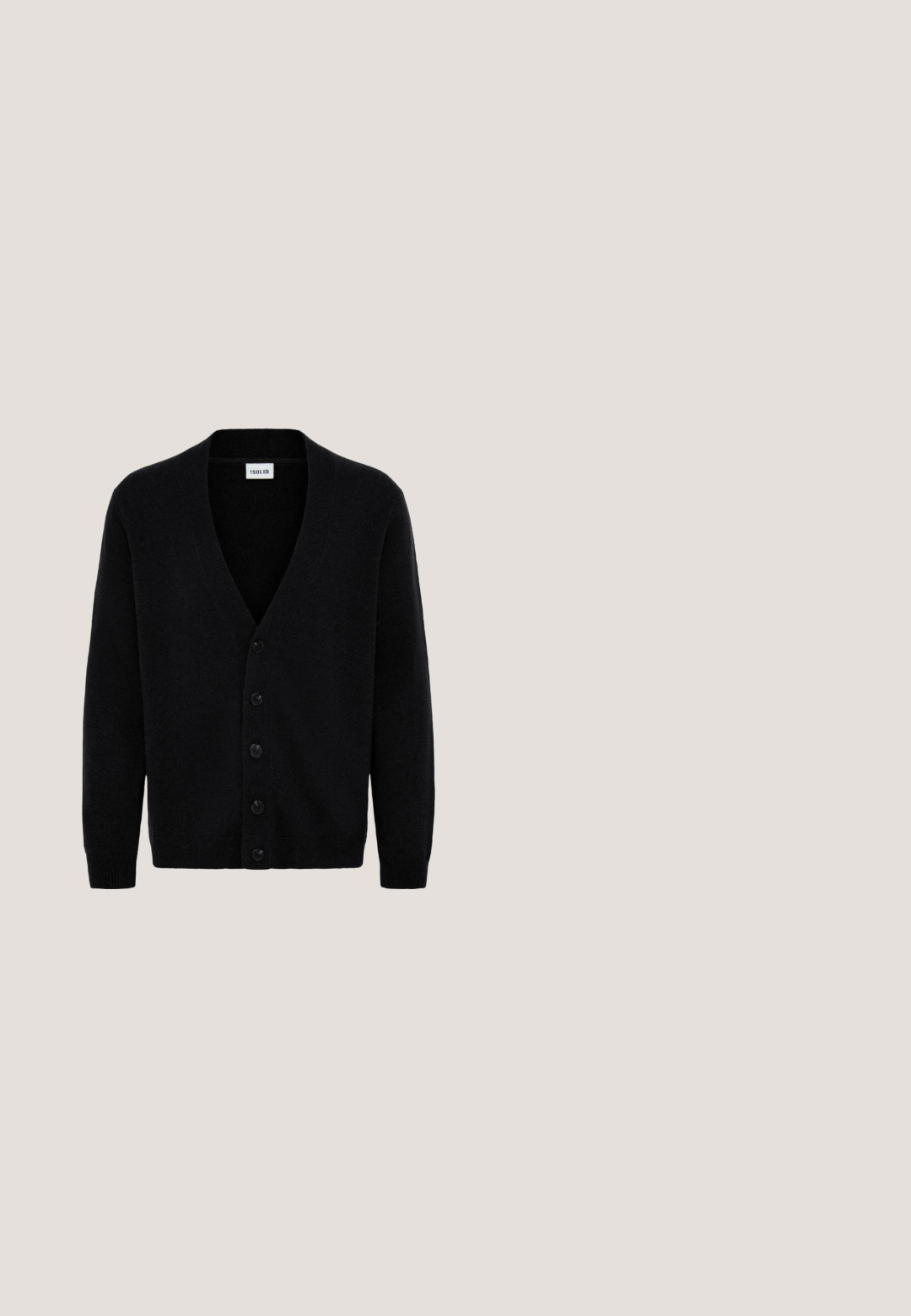 Sort cardigan lavet af et blødt strikkemateriale, med V-hals og seks frontknapper. De lange ærmer har ribbede manchetter.; Sort ærmeløs t-shirt med rund halsudskæring, rå kantdetaljer og en lille trykt label inde i halsudskæringen.; Sorte denim jeans med bred bendesign. Har fem lommer, let falmning og solid syning. Knaphul- og lynlås-lukning.; Sort læderloafer med en kraftig gummisål og klassiske penny-strap detaljer, vist fra ydersiden.; Sorte, rektangulære solbriller med mørketonede linser på en hvid baggrund, vist forfra.; Sort læderbælte med en glat, mat finish, der har en sølvfarvet metalbeslåning og et klassisk design med justerbar pasform.