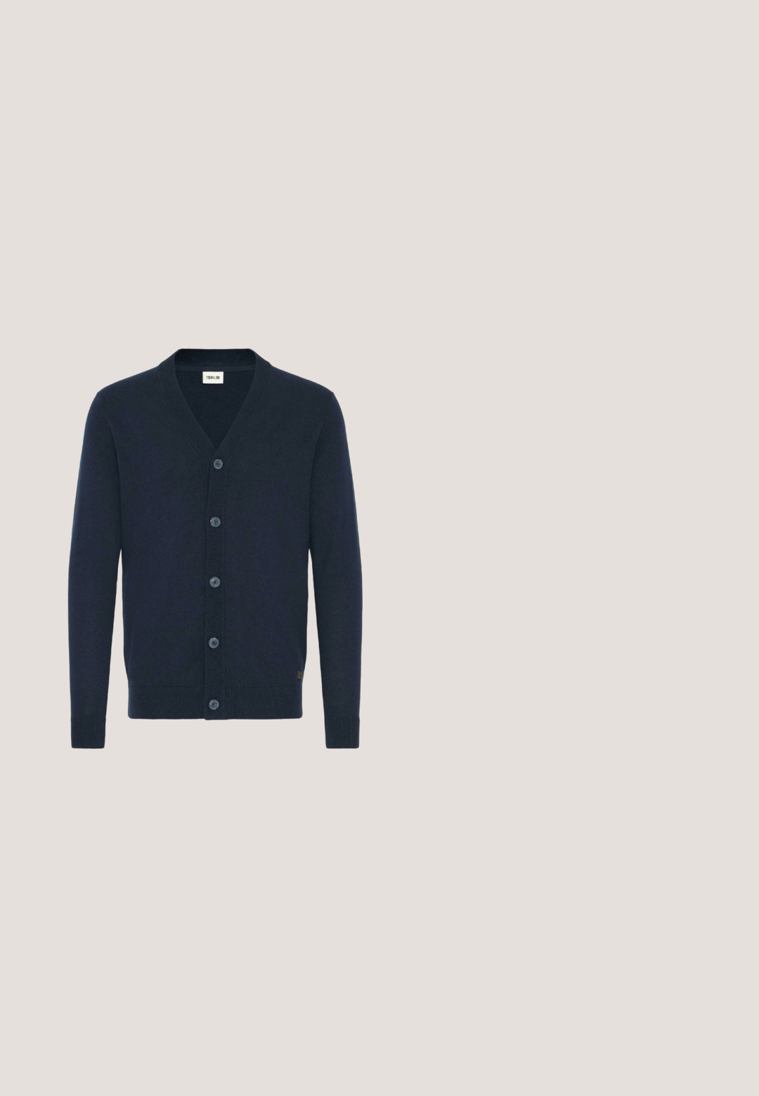 Cardigan bleu marine avec un col en V, des manches longues et six boutons. Texture lisse avec une bordure côtelée au niveau du col et des poignets.; Gilet rembourré sans manches bleu marine avec un col haut, motif matelassé horizontal et une fermeture éclair à l'avant. Matériau doux et léger.; Polo shirt à manches courtes bleu marine avec col et poignets rayés, patte de boutonnage à deux boutons et coupe régulière.; Pantalon en coton bleu marine avec une coupe droite, doté d'une fermeture à boutons à l'avant et de poches latérales visibles. Texture lisse.; Baskets basses bleu marine avec semelle en caoutchouc blanche, détail blanc au talon, lacets à l'avant et petit logo Pepe Jeans sur le côté.; Sac bandoulière en cuir bleu marine avec une bandoulière réglable, poche zippée à l'avant, texture lisse et logo en relief sur le panneau avant.