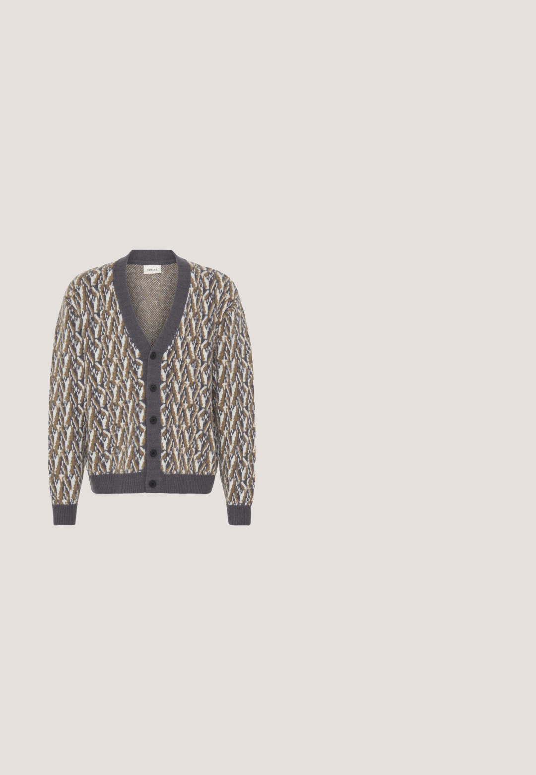 Geknoopte cardigan met V-hals, geribde boorden en zoom, met een bruin, wit en grijs abstract patroon.; Lichtgrijs overhemd met lange mouwen en knopen, gemaakt van gladde stof met een kraag en knopenlijst, met een klassieke pasvorm en een minimaal ontwerp.; Bruine op maat gemaakte broek met een vlakke voorkant, riemlussen en een enkele knoopsluiting. Gemaakt van een gladde stof met een rechte pijpdesign.; Bruine suède instappers met een ronde neus, witte rubberen zool en eenvoudige stiksels langs de randen.; Bruine leren schoudertas met een gestructureerd oppervlak. Voorzien van een ritssluitingen bovenkant, een voorvak en een verstelbare schouderriem. Merkenlogo aan de voorkant.; Vlechtgevlochten lichtbruine riem met zilveren rechthoekige gesp en leren details, gevouwen tegen een witte achtergrond.