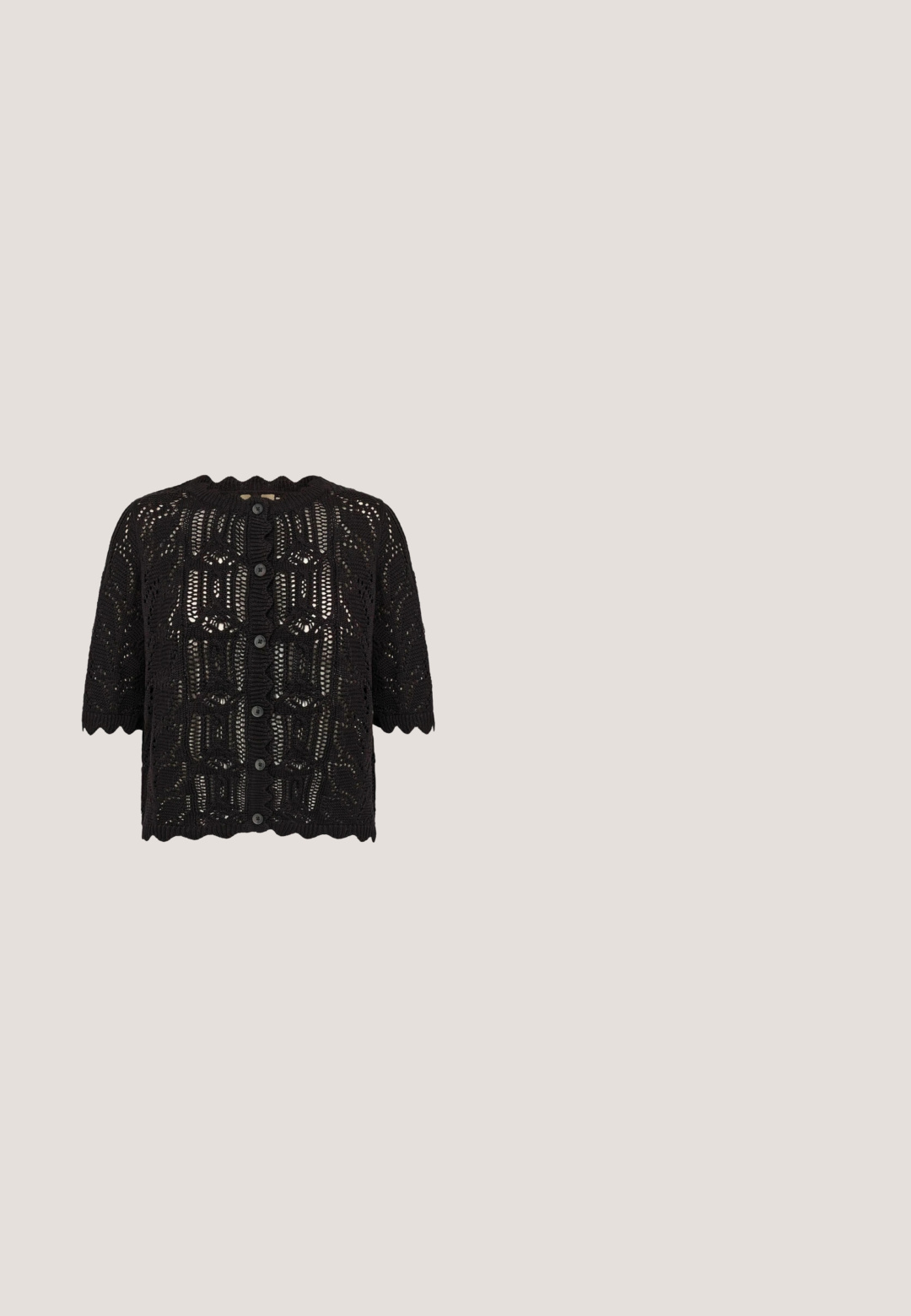Sort strikket cardigan med en struktureret blondebeklædning, korte ærmer, bølgede kanter og seks sorte knapper foran.; Sorte camisole-top med tynde stropper, lavet af glat stof. Har en tætsiddende design og en rund halsudskæring, uden mønstre eller dekorationer.; Leopardmønstrede bukser med bred ben, lavet af blødt stof. Har en elastisk talje og sidelommer. Farverne inkluderer beige, brun og sort.; Høje sandaler med leopardprint, tynde stropper, ankelspænde og guldfarvet dekorativ detalje på frontstroppen.; Leopardmønster stof skuldertaske med en rund form, sort rem og lynlås lukning. Har en blank overflade og en dæmpet farvepalette.; Sort perlekæde med blanke sorte og skinnende gyldne perler, en forbundet guldfarvet kæde og en karabinlås.