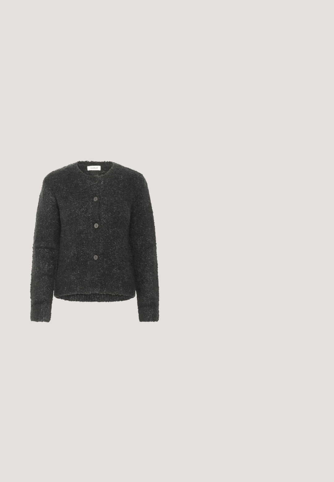 Donker getextureerde cardigan met een ronde halslijn, vijf zwarte knopen en lange mouwen. Gemaakt van zachte, pluizige stof.; Zwarte langarm t-shirt gemaakt van zachte stof. Heeft een ronde halslijn en een getailleerd silhouet. Eenvoudig ontwerp, geen patronen of accenten.; Donkerblauwe recht-been jeans van denim stof, met een middelhoge taille, vijf zakken en subtiele stiksels langs de naden.; Zwarte leren enkelboot met een spitse neus, slanke stilettohak, gladde textuur en minimalistisch ontwerp. Geen zichtbare hardware of accenten.; Zwarte hobo-tas van nepbont met een brede, gebogen band en een grote, open bovenkant. Heeft een gladde textuur en een minimalistisch ontwerp.; Paar stevige, gepolijste gouden hoepeloorbellen met afgeronde randen, naast elkaar geplaatst op een effen witte achtergrond.