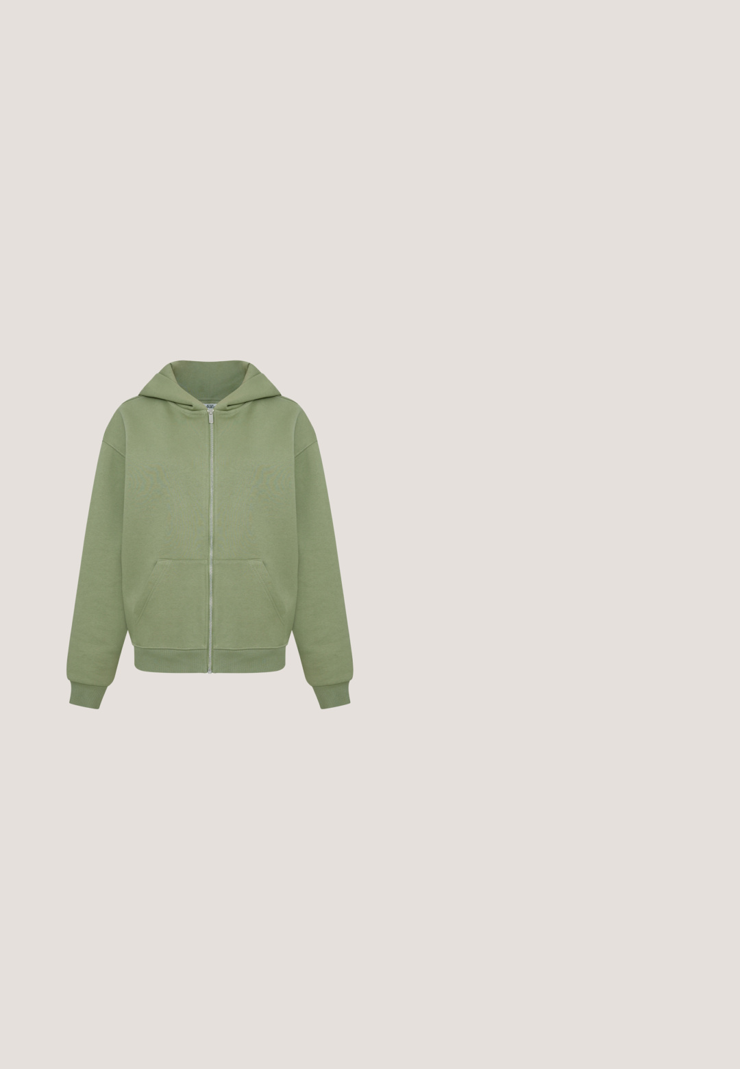 Sweat à capuche zippé vert en tissu doux avec une grande capuche, des poches avant et des poignets côtelés. Ourlet droit et détails de couture minimalistes.; T-shirt court à manches courtes, couleur olive unie, avec un col rond et une coupe décontractée, présenté sur un fond blanc.; Short taille élastique vert olive avec poches latérales, petit texte blanc et graphique globe près de l’ourlet inférieur sur la jambe droite.; Baskets vert clair avec une tige synthétique lisse, laçage, accents perforés, semelle rembourrée et amorti visible dans le talon.; Petit sac bandoulière vert foncé compact avec sangle large rembourrée et petit logo métallique sur le devant, sur fond blanc.; Collier ton or avec un pendentif incurvé à motif de feuille, orné de deux pierres vertes et d'une surface texturée. Longueur ajustable.