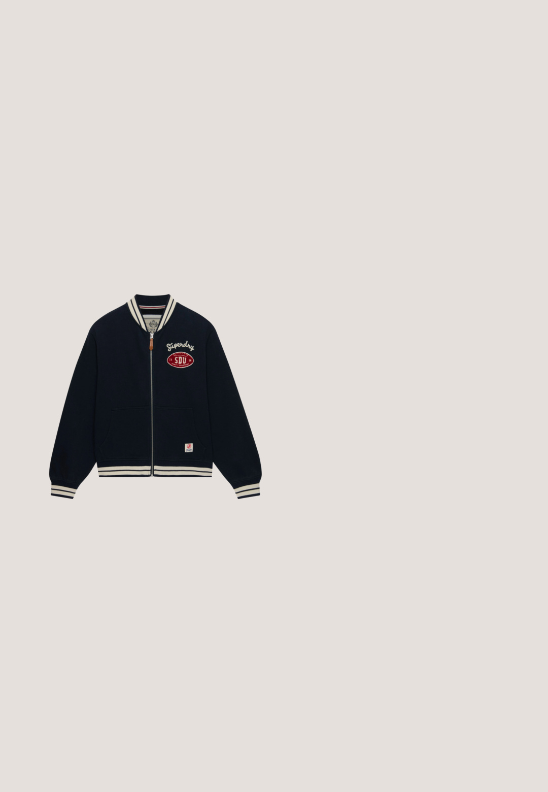 Chaqueta azul marino con cremallera, con cuello, puños y dobladillo a rayas blancas, con parche rojo y blanco "Superdry SDU" en el pecho y en los bolsillos delanteros.; Camiseta azul marino de manga corta con puños enrollados, cuello redondo y logo blanco "REPLAY NOT ORDINARY" impreso en el pecho.; Jeans de mezclilla en azul oscuro con un diseño de pierna recta, estilo de cinco bolsillos y un ligero desvanecimiento. Presentan un cierre frontal con botón y hebillas para cinturón.; Replay PYPER - Zapatillas - blue; Bolsa de deporte azul marino con ribete blanco, dos asas, correa de hombro negra ajustable y cremallera plateada en la parte superior.; Pulsera de cadena de plata con un pequeño colgante rectangular incrustado con cristales claros y una etiqueta triangular cerca del cierre.