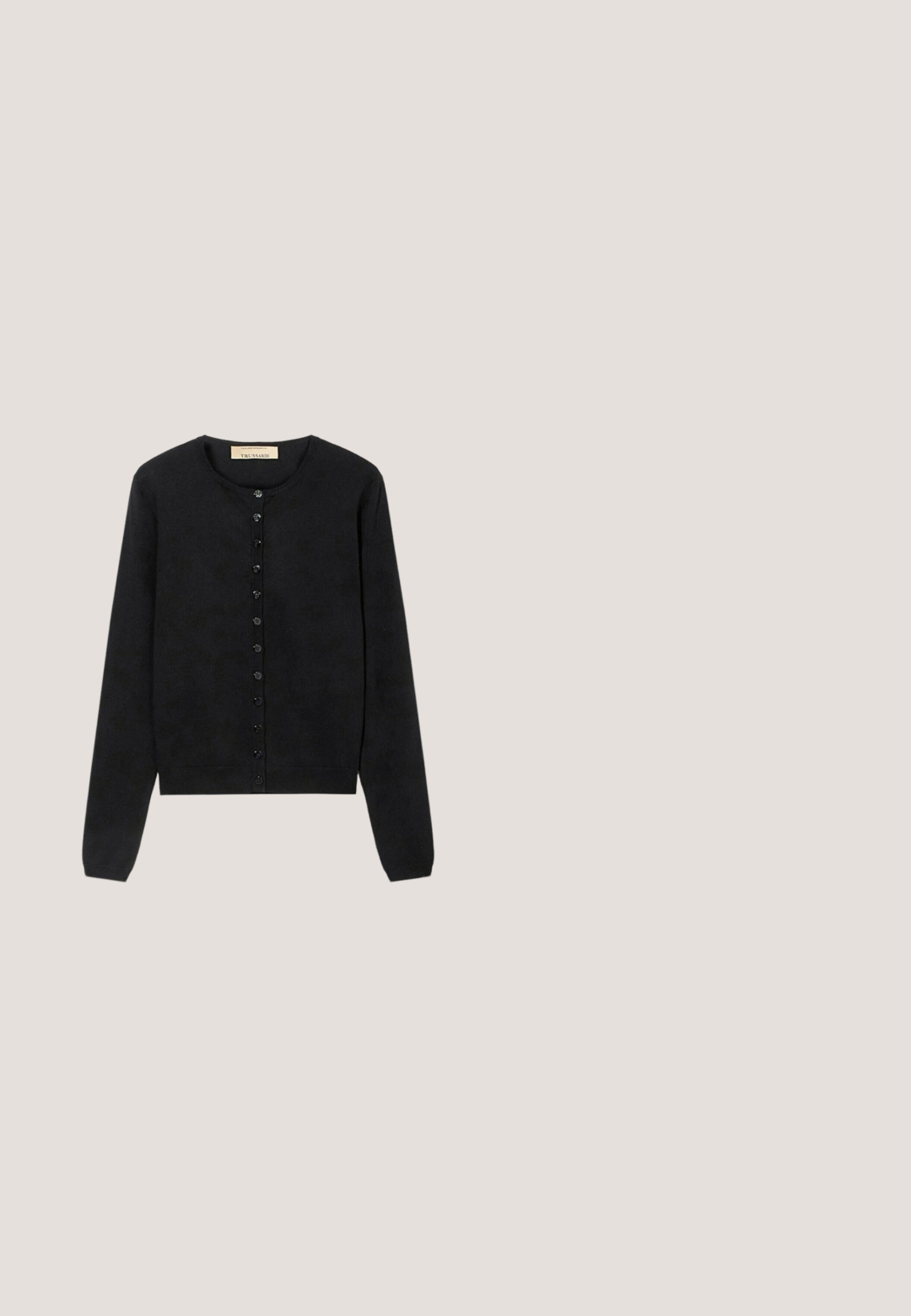 Zwarte lange mouwen cardigan met knopen, een ronde halslijn en een Trussardi merklabel aan de binnenkant van de kraag.; Lichtblauwe oversized t-shirt van textuurstof met een ronde halslijn en korte mouwen. Heeft een relaxte pasvorm en een minimalistisch ontwerp.; Zwarte broek met wijde pijpen, hoge taille en zonder zichtbare sluitingen, plat neergelegd op een witte achtergrond.; Zwarte leren instappers met een gladde afwerking, ronde neus en een decoratief bandje over de voorkant. Ontwerp met lage blokhak.; Zwarte gestructureerde leren handtas met zilveren kettingriem, verstelbare leren schouderriem en klein zilverkleurig Aigner-logo aan de voorkant in het midden.; Fijne zilveren ketting met een gepolijste cowrie schelp hanger en een kleine verstelbare sluiting met verlengkettinkje.