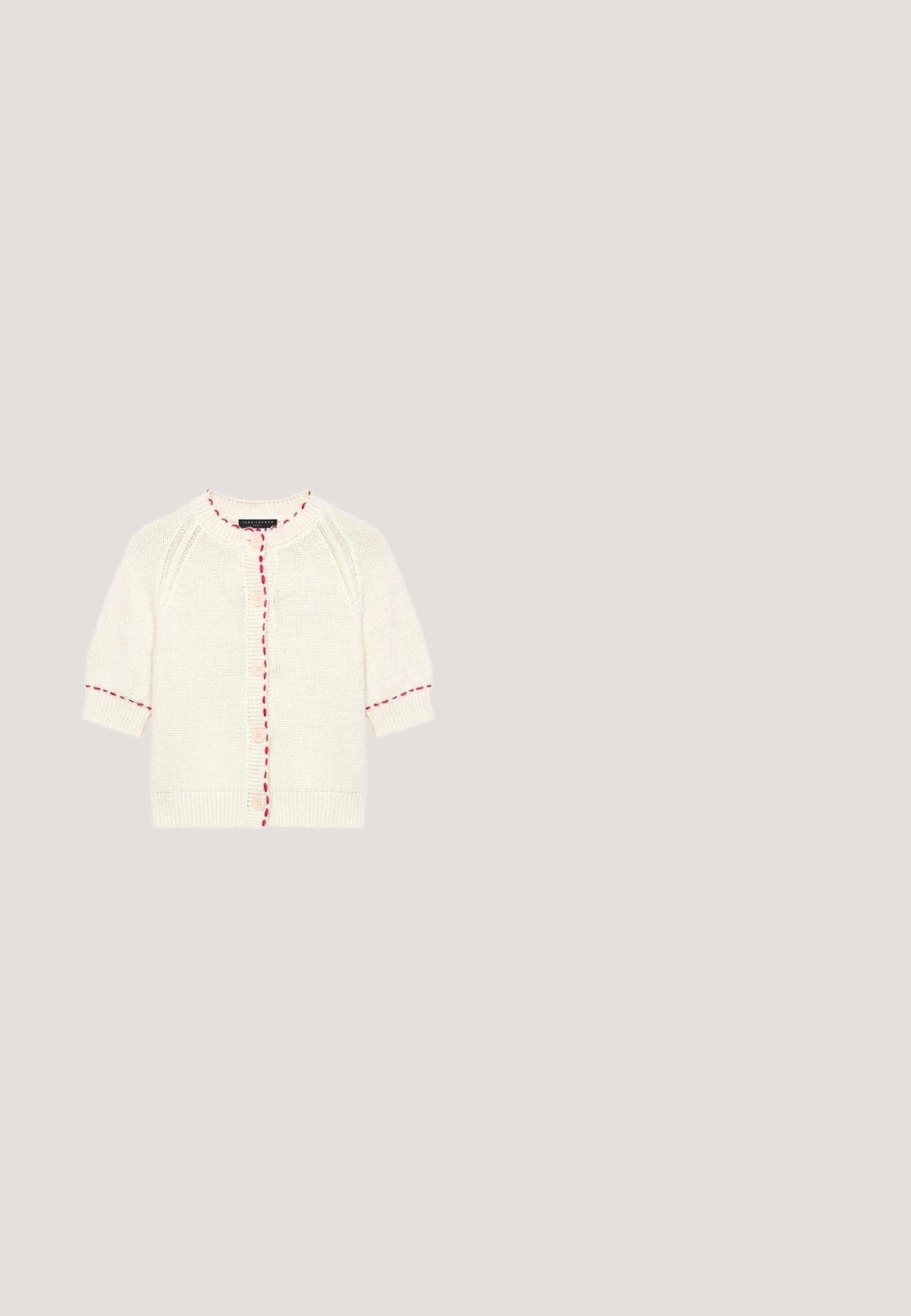 Cardigan en maille crème à manches courtes, encolure ronde, boutons beige et coutures rouges le long de la ligne des boutons et des poignets.; Top sans manches en vichy rouge et blanc avec un col rond et de légères plissures aux épaules. Fermeture à boutons à l'arrière.; Shorts à carreaux rouges et blancs avec une taille élastique et un cordon de serrage. Présentent une coupe décontractée et des bords ourlés. Le tissu semble léger.; Escarpins en satin rouge à brides arrière avec un bout pointu et un petit talon kitten. Présentent un petit nœud décoratif sur le dessus. Texture lisse.; Sac à main en cuir rouge avec une longue poignée fine bouclée et fixée en haut, présenté sur un fond clair uni.; Deux boucles d’oreilles rouges en forme de fleur à cinq pétales avec de petits centres dorés sur un fond blanc uni.